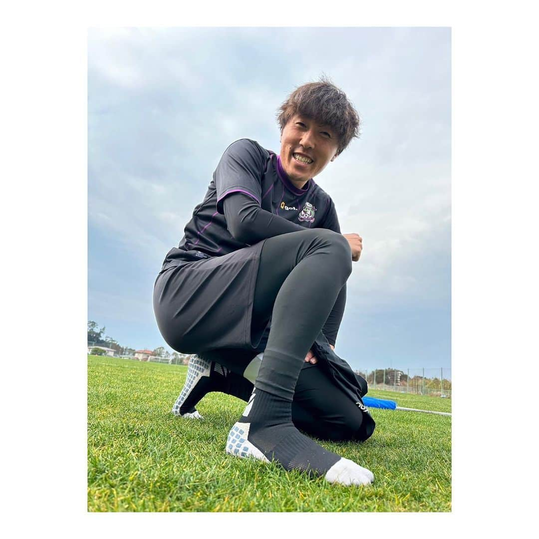 水野泰輔のインスタグラム：「⁡ 今シーズンもfootballgearと共に！！！ ⁡ サポートよろしくお願いします🧦 ⁡ 本格的にソックスの販売もしていくので 是非チェックしてみてください🤙 ⁡ #藤枝myfc #水野泰輔 #フットボールギア #footballgear #焼津 #藤枝 #鹿児島キャンプ #霧島 #鹿児島」