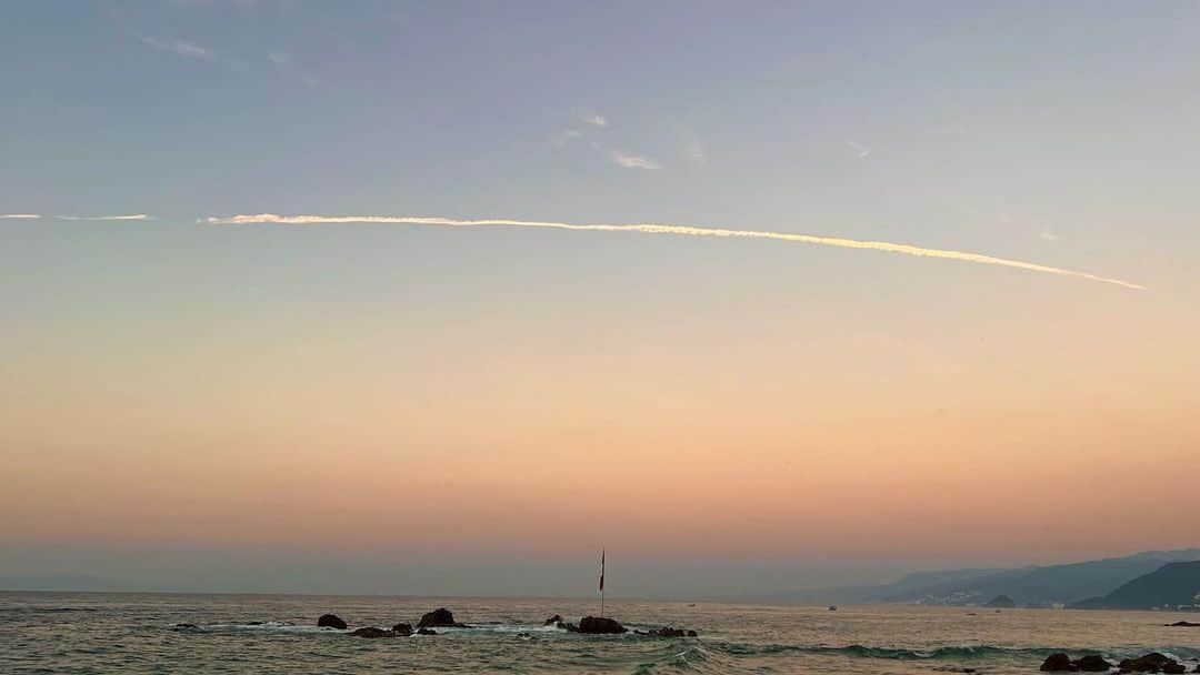入山杏奈のインスタグラム：「Tengo tantas fotos para subir que hasta me dio flojera pensar en ellas… 🤯 así que por lo mientras les dejo un hermoso atardecer en Playa Caballo en Puerto Vallarta.🧡  載せたい写真が多すぎてもう頭が追いつかないので一旦夕陽の写真をあげてみます😂 NHKの異世界ホテル旅のロケで行ったメキシコのホテルからの写真です🫶🏻💭」