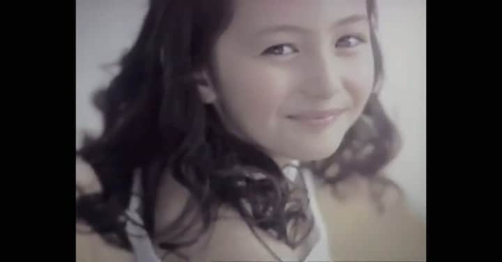アヤカ・ウィルソンのインスタグラム：「みつけてしまった🙊💕 懐かしい、ブルボンのcm👸🏼  Can’t believe I found this old commercial me just eating happily;)  ブルボンプチシリーズとルマンドは、家族揃って未だに喧嘩になるんだわぁ🙈 あのやみつき感わかるよね？  #ブルボン @bourbon_jp」