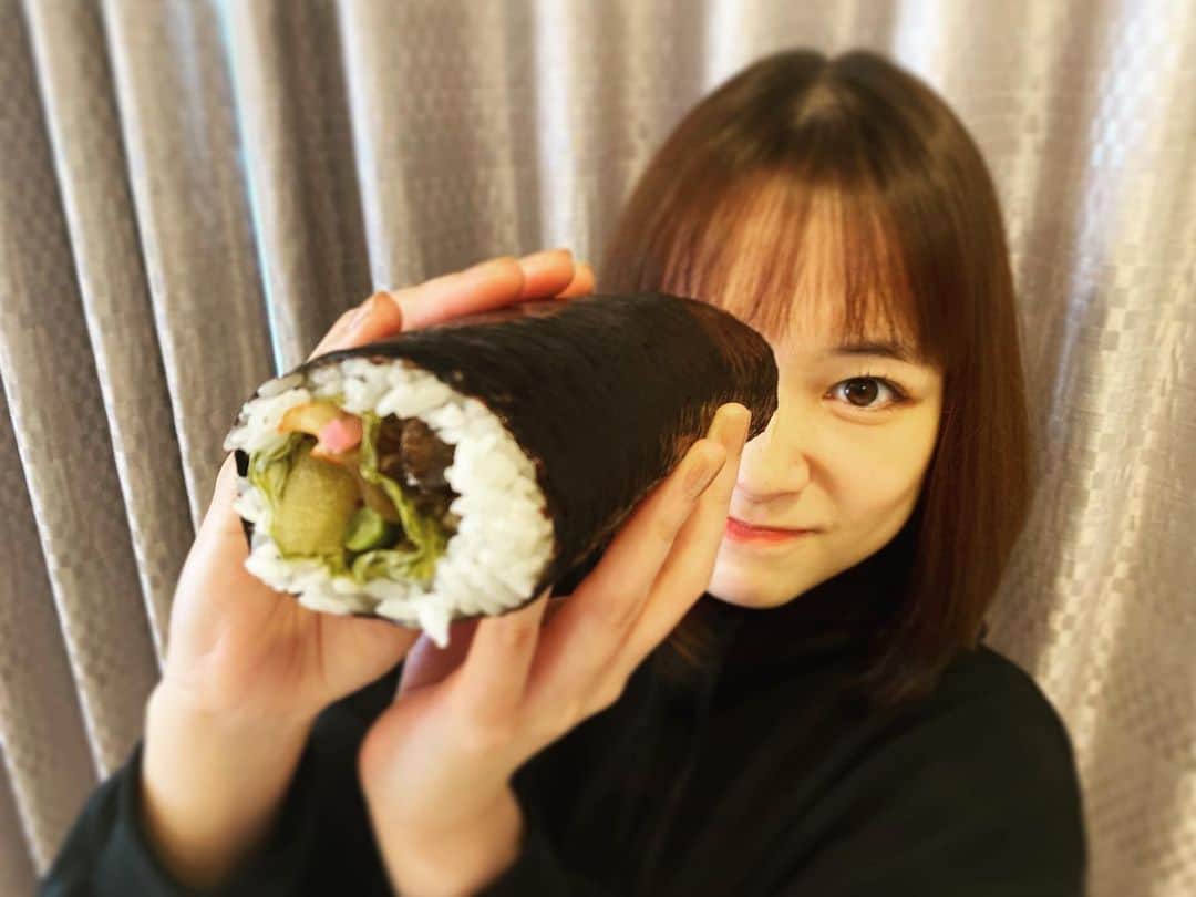 大原櫻子のインスタグラム：「2月3日 節分の日👹  みんなは恵方巻き食べましたか？？  今年はちょっと贅沢な恵方巻きいただきましたっ🤤」