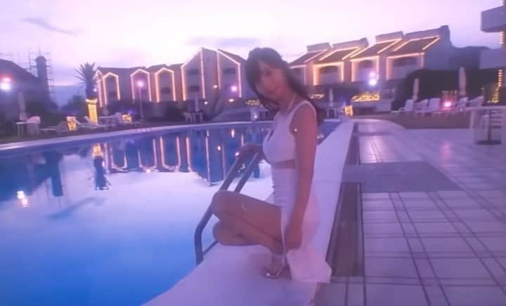 塩地美澄のインスタグラム：「【本日21時から冠ラジオがスタート】 先日リリースイベントをさせていただいた最新DVD「美人教師の1日」からの一コマです。  「スマホでスマホ画面を撮影した動画」のため手ブレ&画質が気になりますが🥲  映像のナイトプールのシーンが一番のお気に入りで、その他、おはよーと語りかけてから 朝ベッドの中でウダウダしている所からの プロデュースしたランジェリーをつけて スーツを着て学校へ向かうシーンが印象に残っています。  学校で一体、何を教えている先生なのか最後までわからないかもしれませんが（笑） 丸一日を覗き見していただいているような作品に 没入していただければ幸いです！  最後にお知らせです！ 本日2/3からAuDeeにて新番組がはじまります！AuDeeアプリをインストールしていただき 今夜21時の配信開始をお待ちください！  こんな企画をやってほしいなどの リクエストもメッセージフォームから受付中です！  ✅ ラジオ新番組「塩地美澄のふくろとじらじお」〜今夜9時スタート〜 #塩地美澄」