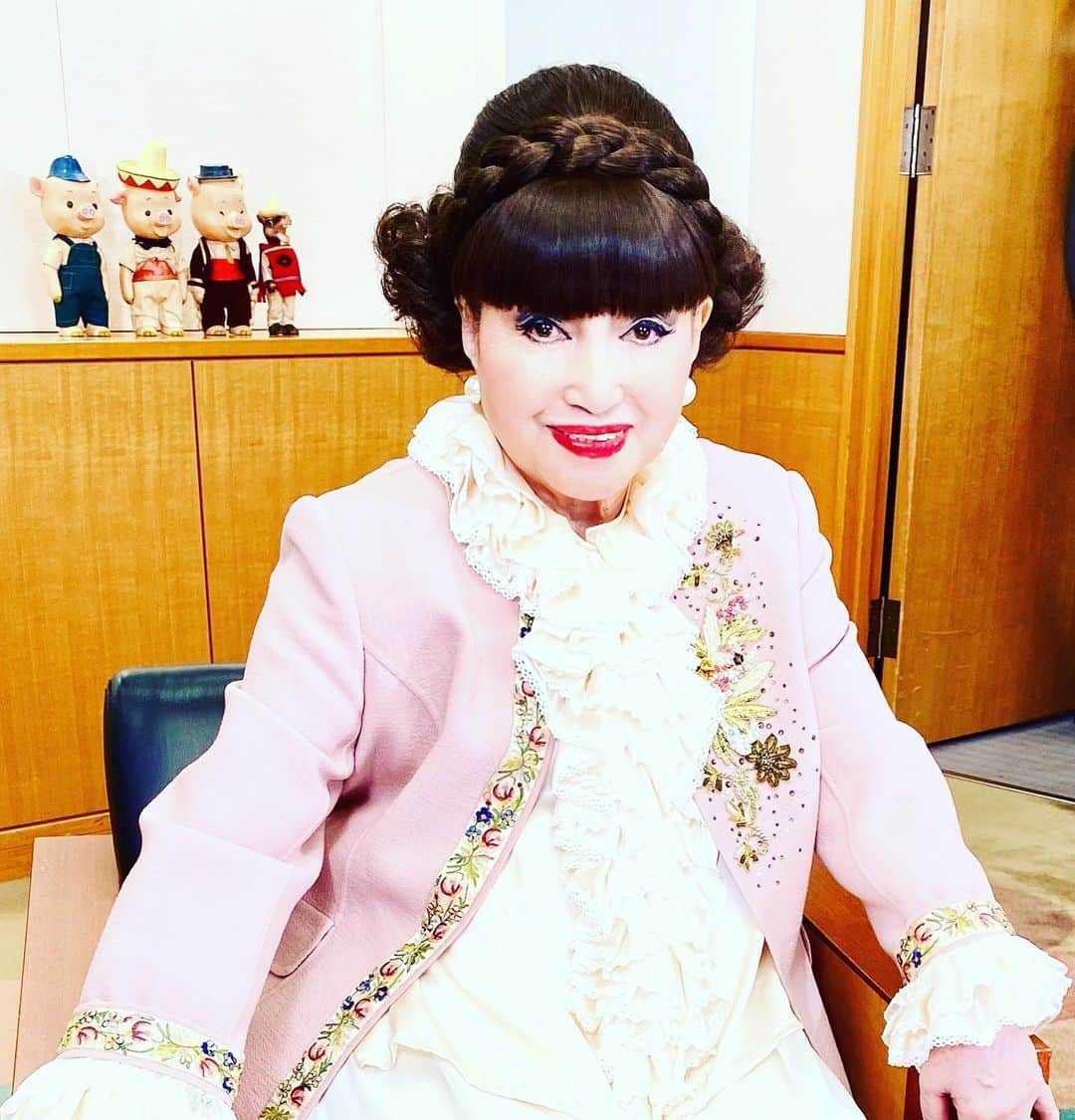 黒柳徹子さんのインスタグラム写真 - (黒柳徹子Instagram)「後ろに映ってる、こぶたとオオカミのお人形は、NHKテレビ人形劇「3匹のこぶた ブーフーウー」です。私は、ウーの声をやっていました。 この度、NHK『テレビ70年「おかあさんといっしょ」からみた子ども番組』が放送されます。 2/4（土）11:42～11:52『テレビ創成期・こぼれ話』1回目 2/5（日）13:50〜14:00『テレビ創成期・こぼれ話』2回目　(NHK総合) 2/11（土）20:00～20:59　本編(E-テレ)  当時デイレクターだった小森美巳さん、みんなのうたの眞理ヨシコさんと、ご一緒にトークをしています。 昔のテレビのお話に、ご興味がある方は、是非ご覧ください。」2月3日 14時54分 - tetsukokuroyanagi