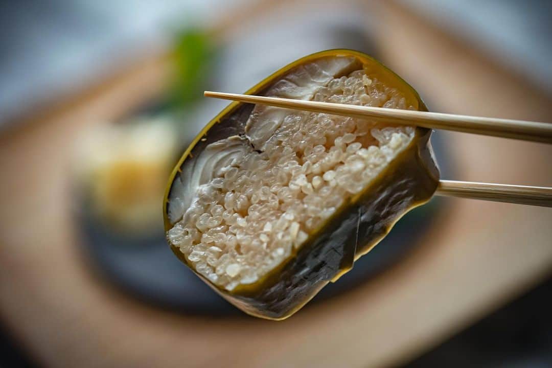 ひとみさんのインスタグラム写真 - (ひとみInstagram)「京都 和久傳の鯖寿司🥺💓  新年早々、京都土産を届けてくださり大感激でした🥹✨ #latergram   鯖寿司は大好きですが、酢飯の酢が強すぎるものが多いなぁと感じる事が多いので、1口目はちょっと構えながら食べてしまいがちなわたしです😅  和久傳の鯖寿司は間違いなくわたし史上Ｎｏ．1でした😭✨  上品すぎる😭✨ 酢が最小限でこの絶妙なさじ加減。さすがでございました🙇🏻‍♀️ ありがとうございました😊🙏  さて、今日は節分👹 色々と付き合いも多いので、毎年何処かしらで #恵方巻き をお願いしていましたが、今年は娘たちと手巻き寿司をする事に。 楽チン🤣💓 最初の一巻は具材全部乗せで、 #南南東 を向いて黙って食べようと思います🙋🏻  #和久傳 #鯖寿司」2月3日 15時04分 - amehtm
