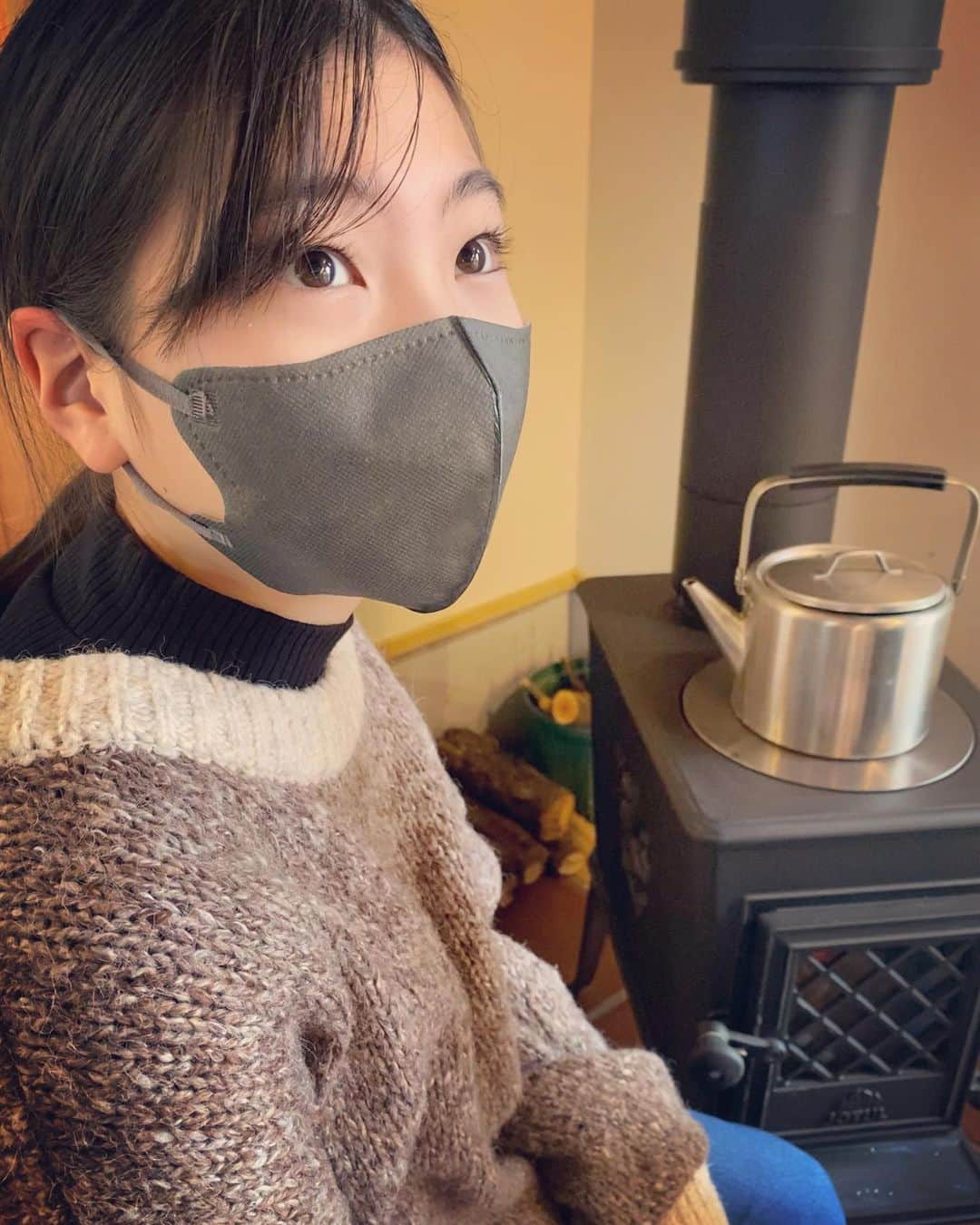 のインスタグラム：「この前、家族で行ったお店にとっても可愛い薪ストーブがありました🔥 オーナーさんが、薪をたくさん用意するのは大変だよ〜とこっそり教えてくれました🪓  今日は節分👹 鬼はそと〜❗️福はうち〜✨  皆さまの元にも福がたくさん訪れますように🍀🕊」