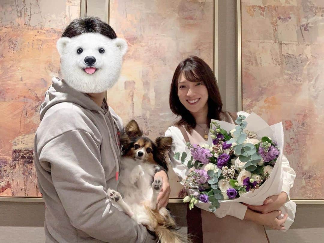 天翔りいらのインスタグラム：「2/2はお誕生日でした😊  なかなかドバイで美味しいパン屋やケーキ屋さんに巡り会えず、いつも沢山探して買ってます😂  素敵なお花とジュールと写真😌  りらの生徒からも名前入りTシャツもらいました！☺️🌟いつもありがとうー！！ 一緒に写真撮れなかったけど、来年度の授業でまた着用します🙋‍♀️  主人と誕生日が近いのでいつも合同お祝いですが、明日からプチ旅行へ行ってきます☺️ 何事もないように…治安悪いとこみたいなので…🙃  #誕生日#りら創造芸術高等学校 #ミュージカル#旅行#ドバイ#パピヨン#愛嬌で乗り切る犬」