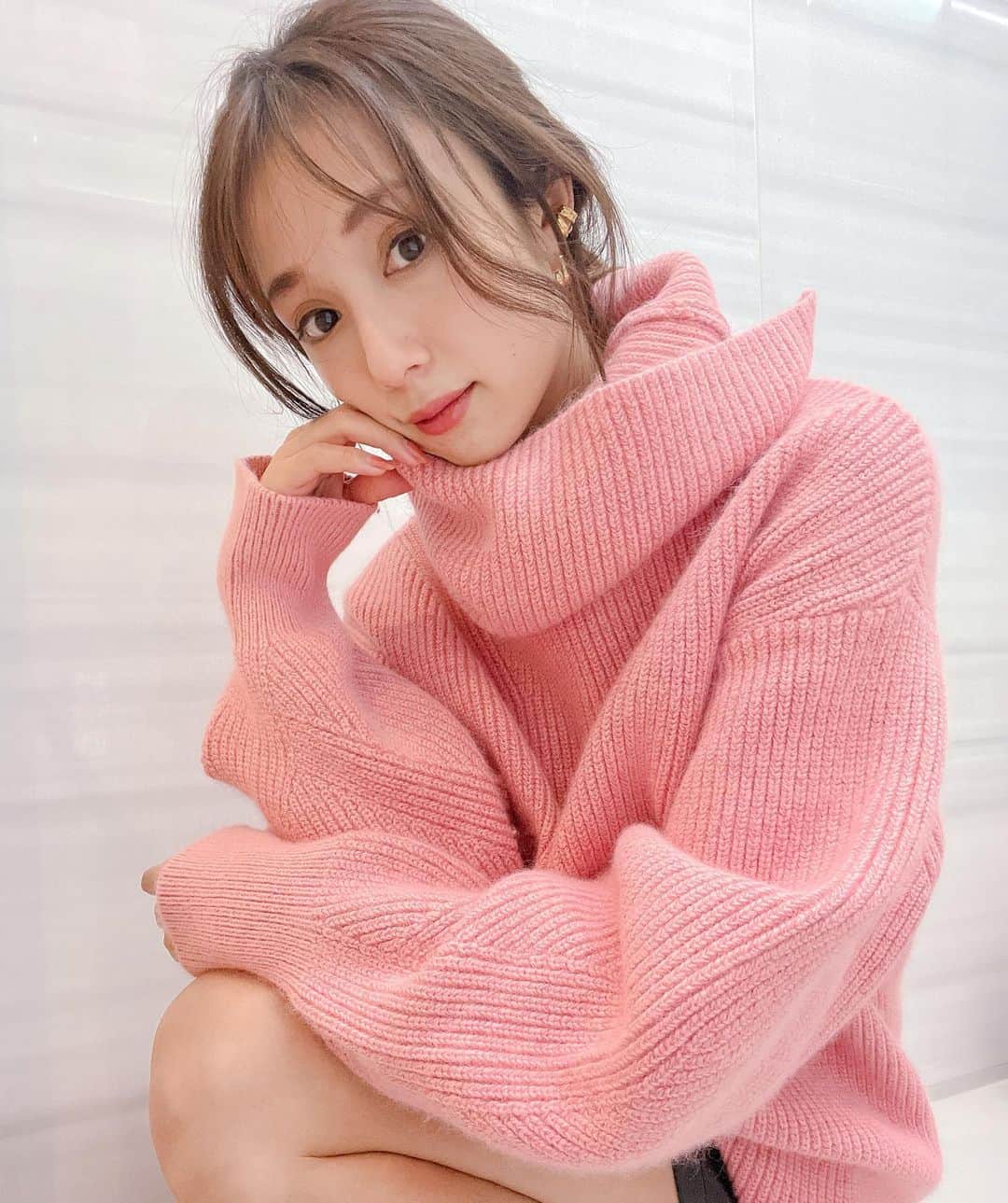 広瀬未花のインスタグラム：「昨日の収録でもピンクの着こなしについて盛り上がりましたが、 数年前まではほぼ着ない色だったけど ここ数年はとても好き😌 大人なピンクって可愛いよね  この春は、色々なトーンのモードなスタイルで ピンクを楽しみたい」