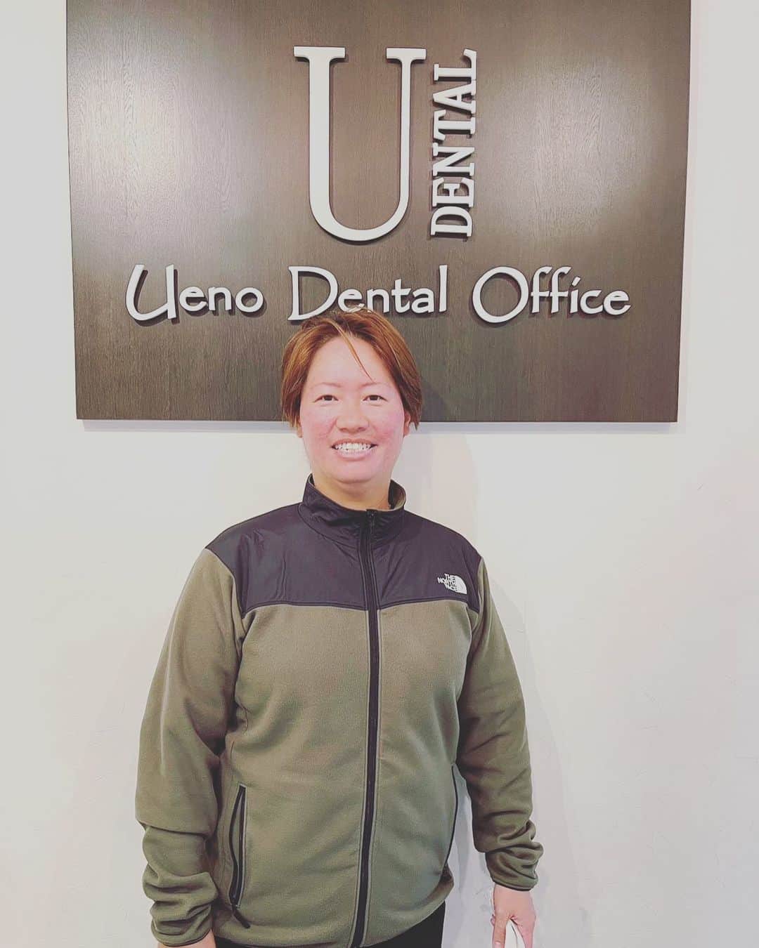 福田裕子のインスタグラム：「先日、紹介して頂いた歯医者さんに行って来ました♬  クリーニングと小さい虫歯の治療を素早い治療で済まして頂きました♬ ホワイトニングもあっという間✨  アスリートとの写真がいっぱいでした♬  上野先生、ありがとうございました😊 またお願いしまーす♪  @ueno_dental」