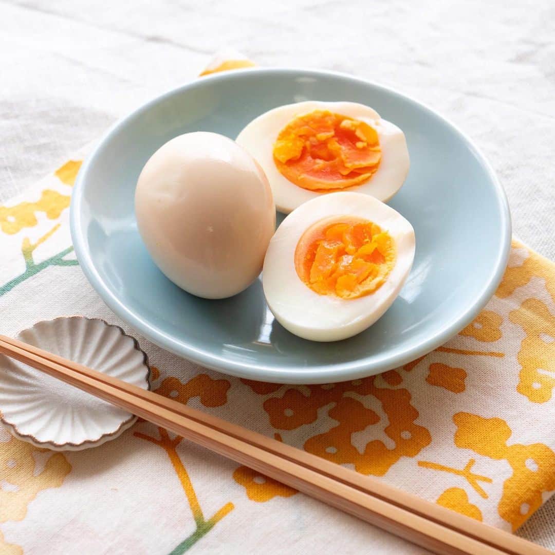 SnapDishさんのインスタグラム写真 - (SnapDishInstagram)「『 食卓を紡ぐおたより便 ～日本の果実編～ 』ついに第三弾のアイテム、【青切り塩たんかん】が公開されました！！  鹿児島県屋久島町にある「やくしま果鈴」で一品一品手作りで作られている【青切り塩たんかん】。 屋久島で作られる塩と果実のみで作られていて、屋久島たんかんの爽やかで力強い風味が楽しめます。  今回は【青切り塩たんかん】で「季節野菜の浅漬け」と「たんかん香る味付け玉子」を作りました。  【青切り塩たんかん】は麵つゆや、白だしなど、お出汁系調味料とも相性が良く、 白だしと「青切り塩たんかん」を合わせて手軽に作れる、季節野菜の浅漬けや味付け玉子もオススメ。 ほのかに鼻を抜ける爽やかな風味で、１つ、また１つと箸が止まらない美味しさです。  どんな調理法でも美味しくいただける魔法の調味料【青切り塩たんかん】。 ぜひ皆さんのキッチンでお楽しみください♪  「おたより便」は商品と一緒に、編集部おすすめの使いかたや、レシピが載ったリーフレット付きです♪ この機会に一度「おたより便」を少しだけ体験してみませんか？  数量限定商品になりますので、お見逃しなく！  #おたより便 #スナップディッシュマーケット #スナップディッシュ #旬レシピ #食卓を紡ぐおたより便 #青切り塩たんかん #やくしま果鈴 #永田の塩 #屋久島たんかん #浅漬け #味玉レシピ  #春ご飯　#春野菜レシピ #日本の果実」2月3日 15時50分 - snapdish