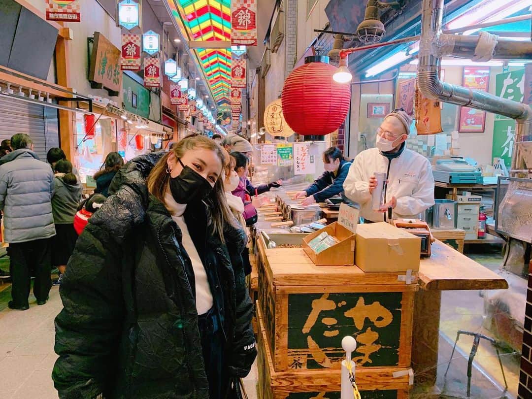 のインスタグラム：「恒例になってる京都で遊び尽くす会⛩ 2月3日節分編がコロナ以来数年ぶりに再開‼︎ プライベートは大人数でつるんだり友達とべったりするのがあんまり得意じゃないわたしだけど（ただの団体行動苦手説😂笑） みんな忙しくしてるからか、それぞれの都合に合わせて現地合流だったり一緒に行ったり気遣いしないで楽に遊べる関係が最高の愉快な仲間たちに会えるのもこの会の楽しみ😊 コロナでずっと延期延期だったので楽しみにしてた。 まずはわたしが愛飲してるおばん茶を やまだしさんで買いだめ〜」