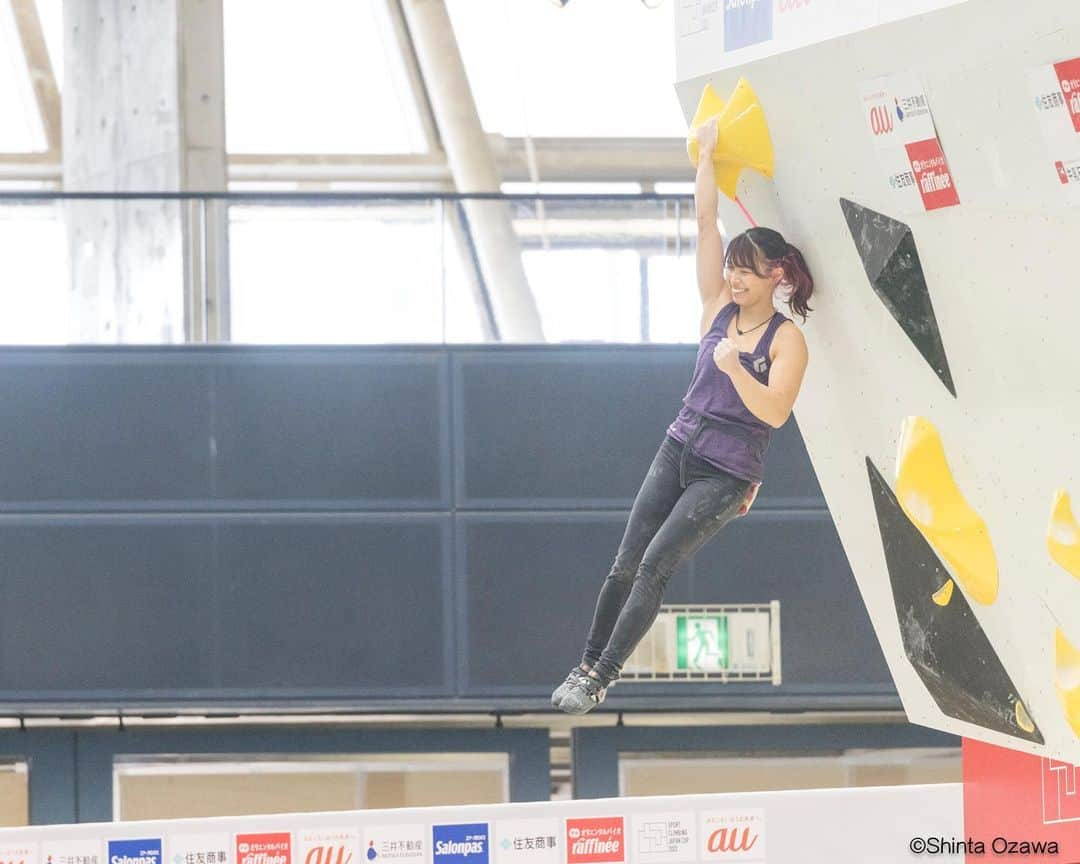 中村真緒のインスタグラム：「Boulder Japan Cup 2023🔜 ・ ・ あの、大絶望から1年。 今の力を出し切れるように頑張ります💪🏼 ・ ・ 📸by @shintaozawa  ・ @mudhand_cb @phiten_official @frictionlabs @tenayaclimbing #日新火災 #climbing #bouldering #クライミング #ボルダリング #マオハンド」