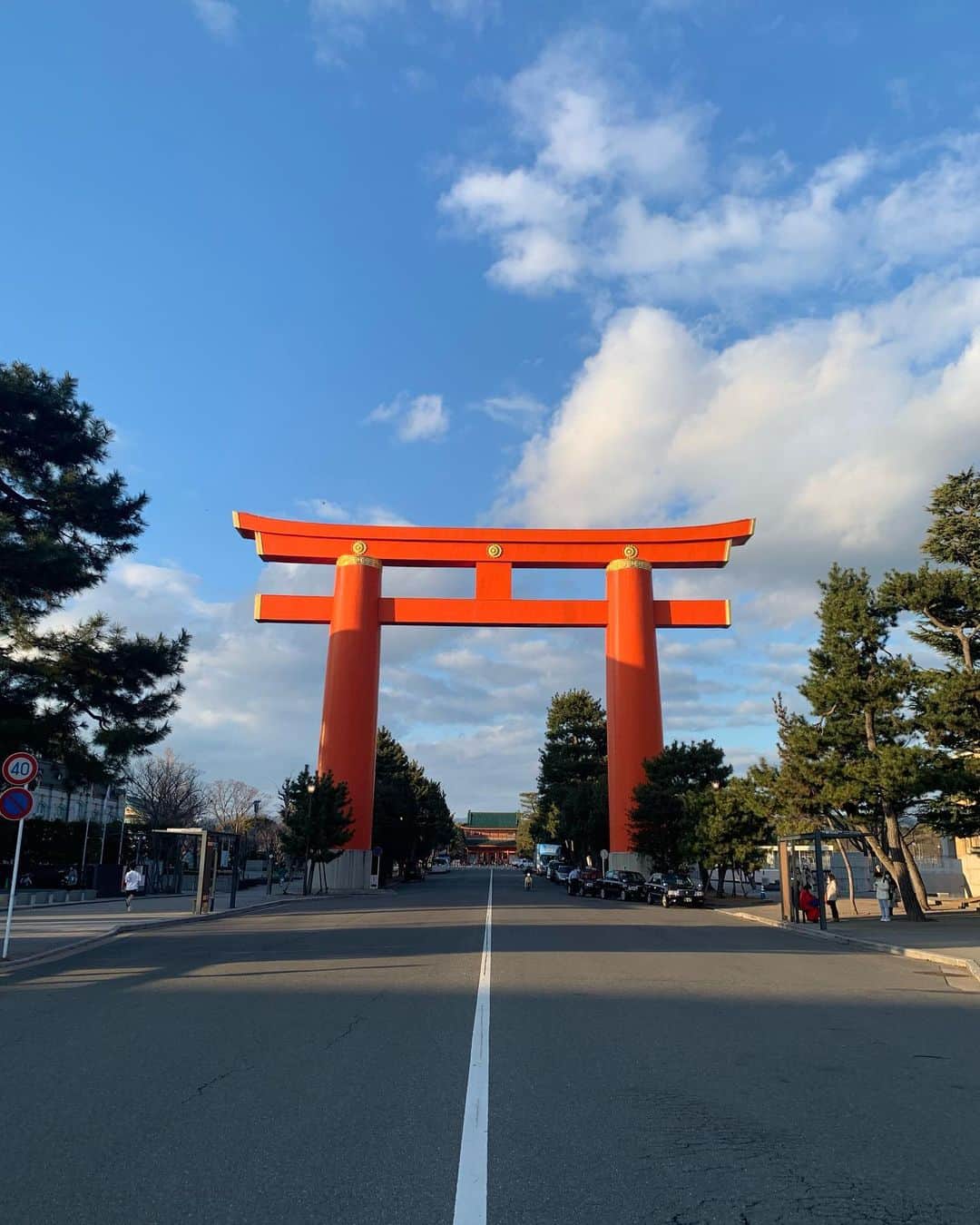 のインスタグラム：「平安神宮付近の空気にはいつも癒される⛩ NYで見たからなぁと思いつつ行ってみたアンディ・ウォーホル展が、想像以上に面白かった。 あっちでも見た作品もあるはずだけど時差ぼけで夢心地だったからか今回も新鮮だった。 教授の作品は初見な気がする💭 がんばって、と心の中でつぶやいた。 初めて訪れた珈琲屋さんのコーヒーとフルーツサンドがとても美味しかった🍓  #京都#kyoto #平安神宮 #アンディウォーホルキョウト #andywarhol #ryuichisakamoto」