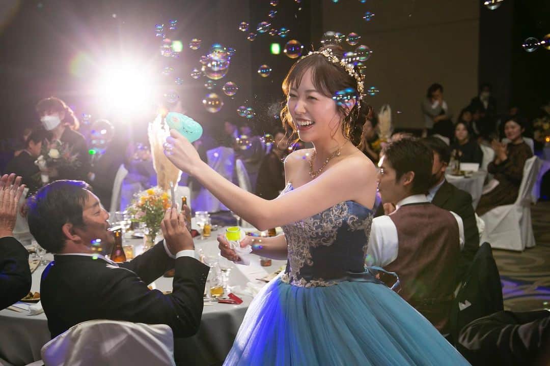 ホテル国際21のインスタグラム：「※ 【weddingレポート】 ドレス×シャボン玉🫧 二人も楽しい♡みんなも楽しい♡  ♥｡･ﾟ♡ﾟ･｡♥｡･ﾟ♡ﾟ･｡♥｡･ﾟ♡ﾟ・。゜♥｡ﾟ♡ﾟ･｡♥｡･ﾟ♡ﾟ･｡♥｡･ﾟ♡ﾟ･｡♥｡. . ブライダルフェア受付中です🎉 ご予約は @hotelkokusai21_bridal の HPから出来ます🌟 . ｡♥｡･ﾟ♡ﾟ･｡♥｡･ﾟ♡ﾟ･｡♥｡･ﾟ♡ﾟ・。゜♥｡ﾟ♡ﾟ･｡♥｡･ﾟ♡ﾟ･｡♥｡･ﾟ♡ﾟ･👰🤵✨  . #ホテル国際21　#ウェディング　#ホテルウェディング　#ブライダル　#長野　#長野結婚式　#長野市結婚式　#長野花嫁 #長野県　#長野市　#結婚式場　#結婚式　#披露宴会場　#チャペル　#衣裳　#ウェディングドレス　#タキシード　#コーディネート　#ヘアメイク　#花嫁ヘア　#花嫁メイク　#ブーケ　#ウェディングケーキ　#全国のプレ花嫁さんと繋がりたい　#花嫁　#プレ花嫁　#卒花　#前撮り　#後撮り　#wedding」