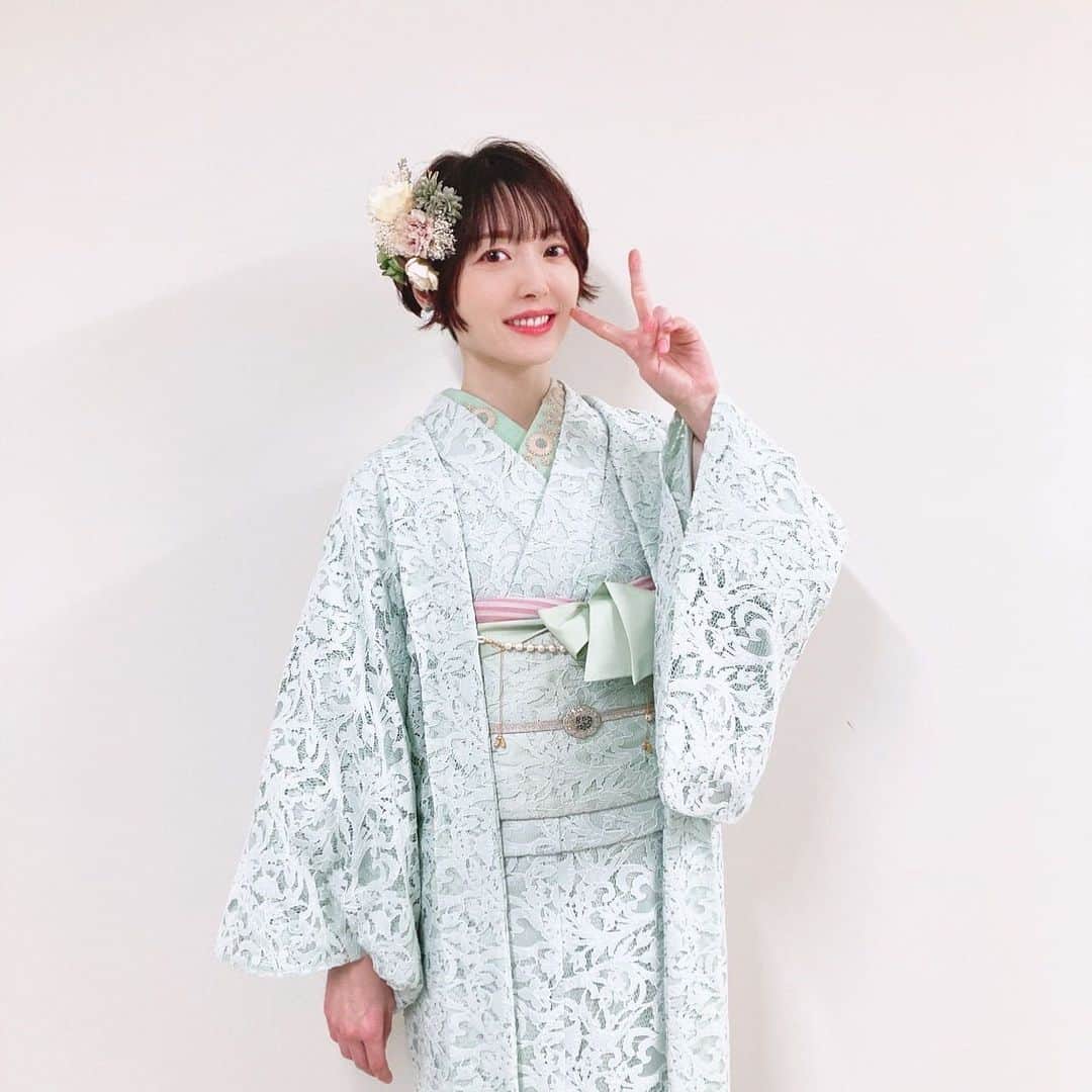 のインスタグラム：「. 『ワールドツアー上映「鬼滅の刃」上弦集結、そして刀鍛冶の里へ』が上映開始となりました！いっぱい動く蜜璃ちゃん、劇場で楽しんでくださいね🌸 そして鬼滅の刃 メンバーで、浅草寺の「節分会」に参加してきました☺️✨ 蜜璃ちゃんっぽいお着物🍡 #鬼滅の刃  #甘露寺蜜璃  #花澤香菜   @doublemaison」