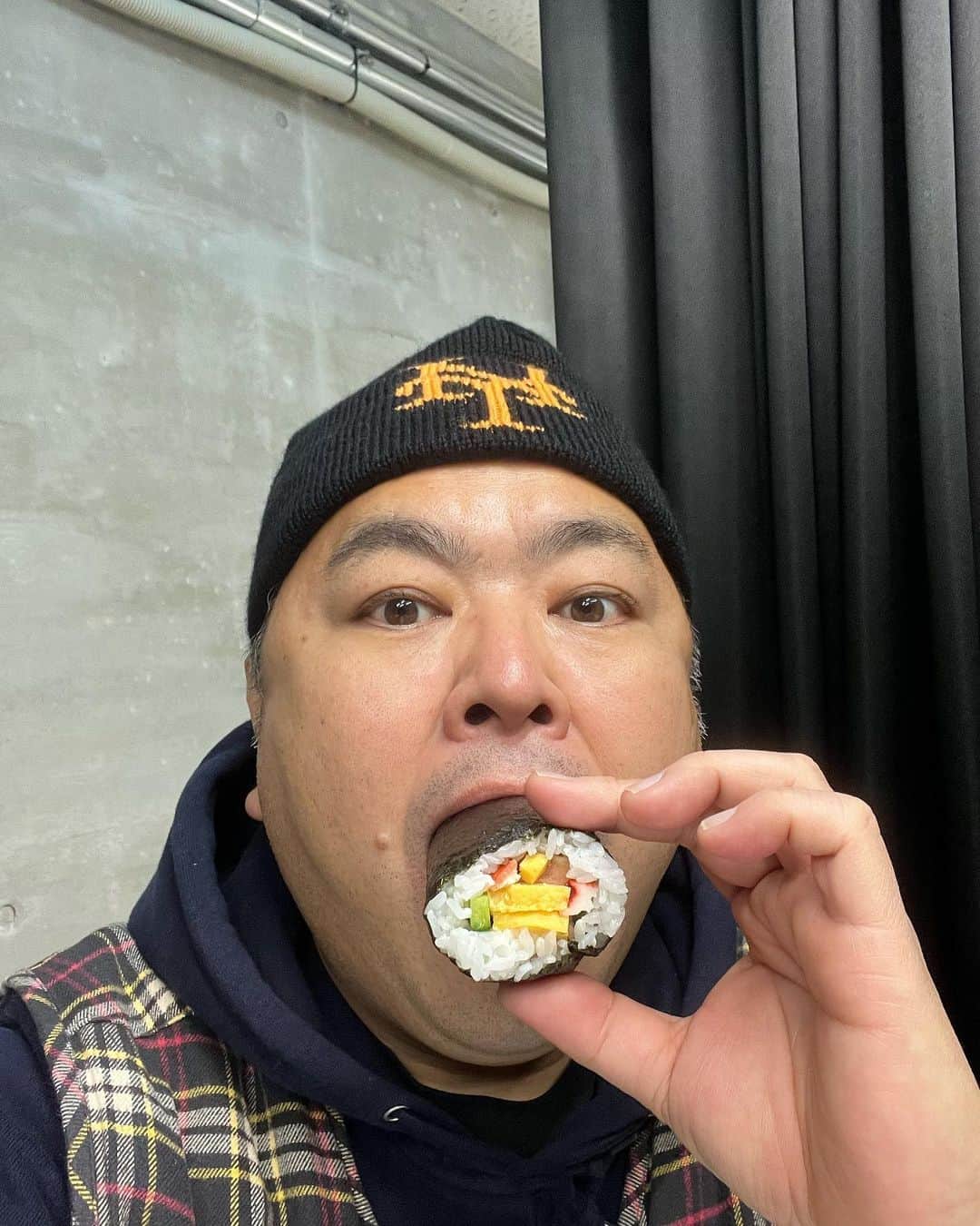大地洋輔のインスタグラム：「恵方巻き！！  楽屋の差し入れで頂いたので、速攻ぶち込みました！！  今年2023年は 南南東やや南！！  ご馳走様でした！！！  #節分 #恵方巻き #ご馳走様でした #喋らず食べた」