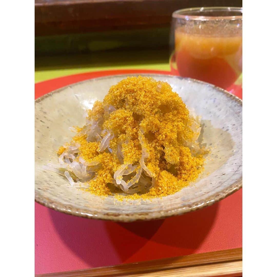 新井麻希さんのインスタグラム写真 - (新井麻希Instagram)「* 久しぶりの食い倒れメモ❣️  五反田の「食堂とだか」さん！ 大将が冗談ばっかりで面白くて美味しくて終始笑いと美味しさで溢れる食事でした🤣！  2024年末まで予約が埋まってしまっているそうですが、、、なんとか予約取れるようになりたい！！🤣  写真全部入れられなかったのだけど  卵雲丹いくら 蟹といくら はまぐりしんじょう くえとあんきも 牛もつはまぐり　ニラのペースト さわらのフライと里芋（フィッシュ&チップス風🤣） 金柑の白和え フグの白子麻婆おすし カラスミ白たき 甘納豆チーズ餅 鳥とセリの土鍋ごはん 苺大福  という超腹パンメニューで！！ カウンターの向こう側の小さなキッチンスペース（失礼）でとだかさんと若いお兄さんがテキパキと美味しいお料理を次々と出してくれて、それはそれは芸術的な流れでした。  ノンアルコールで頂きましたが、生搾りのジュースの皆さんもおいしかった😭🤤  また行きたいなあ😍  #食堂とだか」2月3日 17時00分 - makiarai58