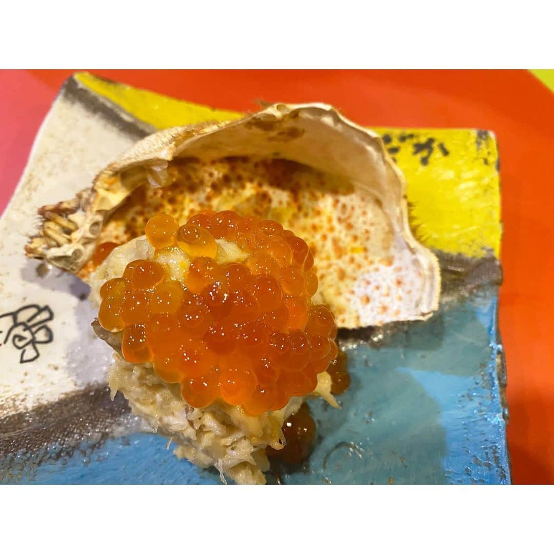 新井麻希のインスタグラム：「* 久しぶりの食い倒れメモ❣️  五反田の「食堂とだか」さん！ 大将が冗談ばっかりで面白くて美味しくて終始笑いと美味しさで溢れる食事でした🤣！  2024年末まで予約が埋まってしまっているそうですが、、、なんとか予約取れるようになりたい！！🤣  写真全部入れられなかったのだけど  卵雲丹いくら 蟹といくら はまぐりしんじょう くえとあんきも 牛もつはまぐり　ニラのペースト さわらのフライと里芋（フィッシュ&チップス風🤣） 金柑の白和え フグの白子麻婆おすし カラスミ白たき 甘納豆チーズ餅 鳥とセリの土鍋ごはん 苺大福  という超腹パンメニューで！！ カウンターの向こう側の小さなキッチンスペース（失礼）でとだかさんと若いお兄さんがテキパキと美味しいお料理を次々と出してくれて、それはそれは芸術的な流れでした。  ノンアルコールで頂きましたが、生搾りのジュースの皆さんもおいしかった😭🤤  また行きたいなあ😍  #食堂とだか」
