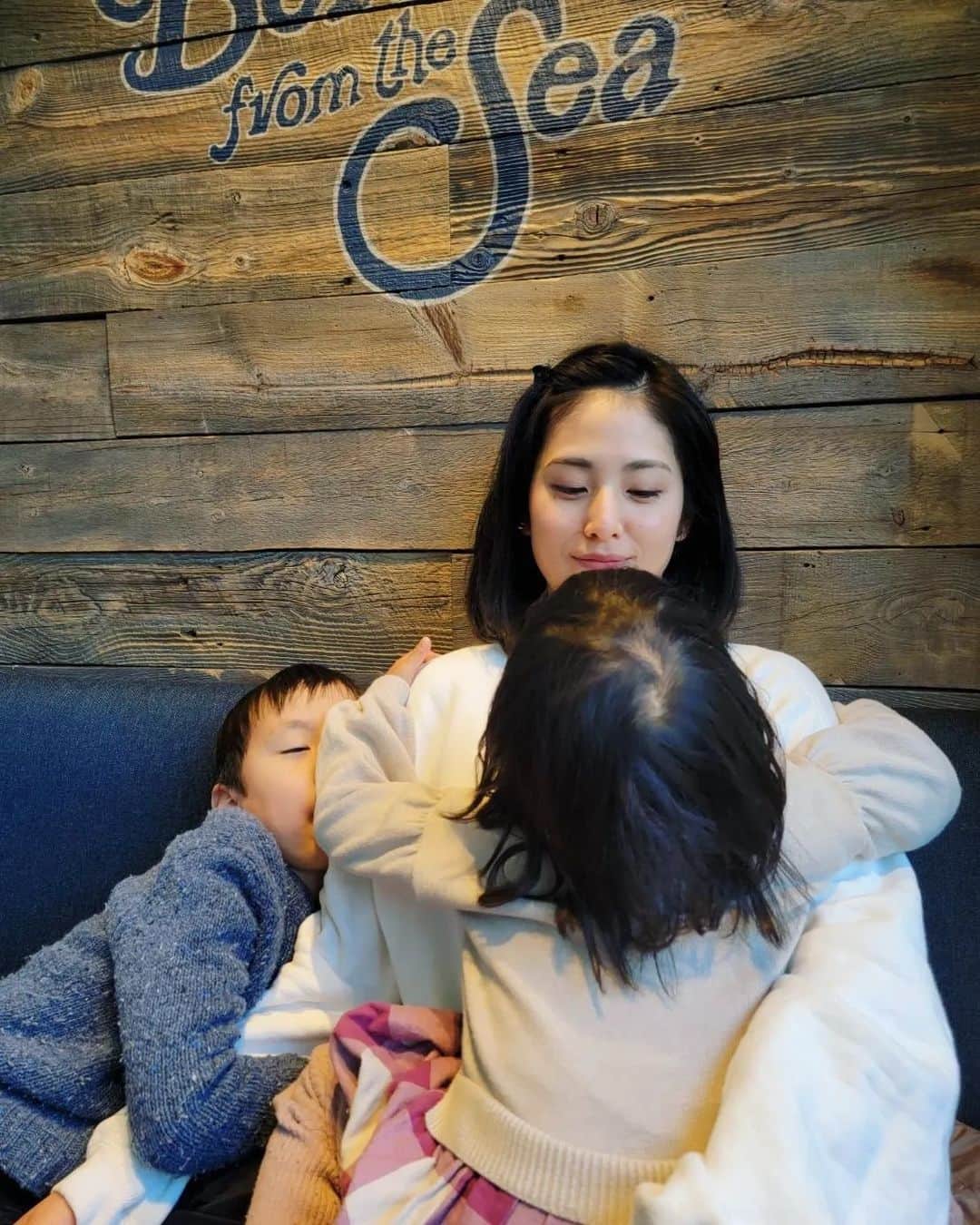 本仮屋リイナのインスタグラム：「わたしの膝の上を取り合ってもめてる兄妹🤼‍♀️🤼‍♂️⁡ ⁡じゃけんまでしてくれて🥹💓⁡ 半目だけど、貴重な幸せな瞬間を写真に収めてくれた夫よ、ありがとう🫶⁡ #このとき頼んだ飲み物の名前がちょうどjoy💗💞⁡ ⁡#気づけばもう2月 明日は #立春 🌸🌸」
