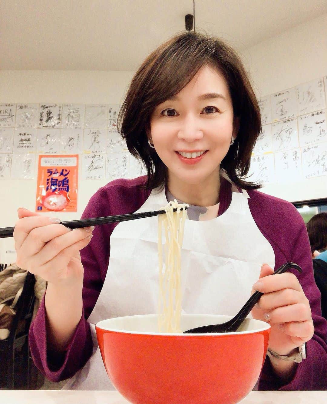 伊藤聡子のインスタグラム：「福岡空港の「ラーメン滑走路」にて、「海鳴」（うなり）の魚介とんこつラーメンをいただきました❣️ 魚介ととんこつの絶妙なバランスがサイコーです❣️ 美味しい〜💕大満足〜💕 さ、東京に帰ります✈️ #福岡空港#ラーメン滑走路#海鳴#魚介とんこつラーメン #伊藤聡子」