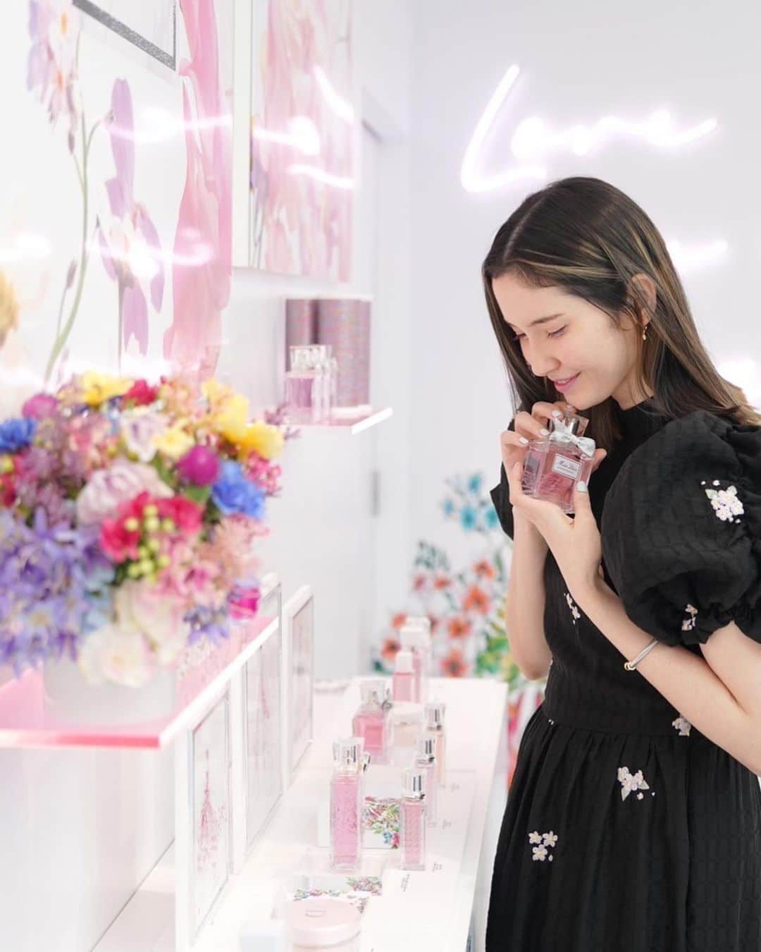 市川紗椰のインスタグラム：「「DIOR BLOOMING LOVE GARDEN –ディオール ブルーミング ラブ ガーデン–」に行きました。お花いっぱいのカラフルな会場、癒し。 ブルーミングブーケの香りも絶妙。甘すぎず、みずみずしく爽やかなのに女性ぽいから、とても使いやすい リニューアルしたクチュールのリボンも点描画みたいで素敵。チャームでカスタマイズもできるので贈り物にもいいな、と そんな 春を先取りしたいちかわでした ⁡ @DIORBEAUTY @DIOR #ディオールブルーミングラブガーデン  #ミスディオールブルーミングブーケ #SUPPORTEDBYDIOR #年年歳歳お花が好きになってしまっている」