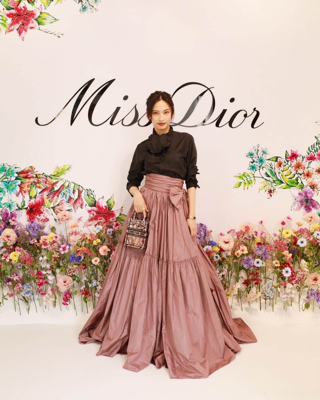 大政絢のインスタグラム：「DIOR BLOOMING LOVE GARDENにお邪魔しました🌷  長く愛され続けられているMissDior 新たに、繊細に輝くクチュールボウを纏っています。  表参道にて期間限定Openしているので皆様も是非✨  今回使ったリップはディオール アディクト リップ マキシマイザー 限定色の037番です😊  @DIORBEAUTY @DIOR #ディオールブルーミングラブガーデン #ミスディオールブルーミングブーケ #ディオールファインジュエリー #ディオールタイムピーシズ #SUPPORTEDBYDIOR」