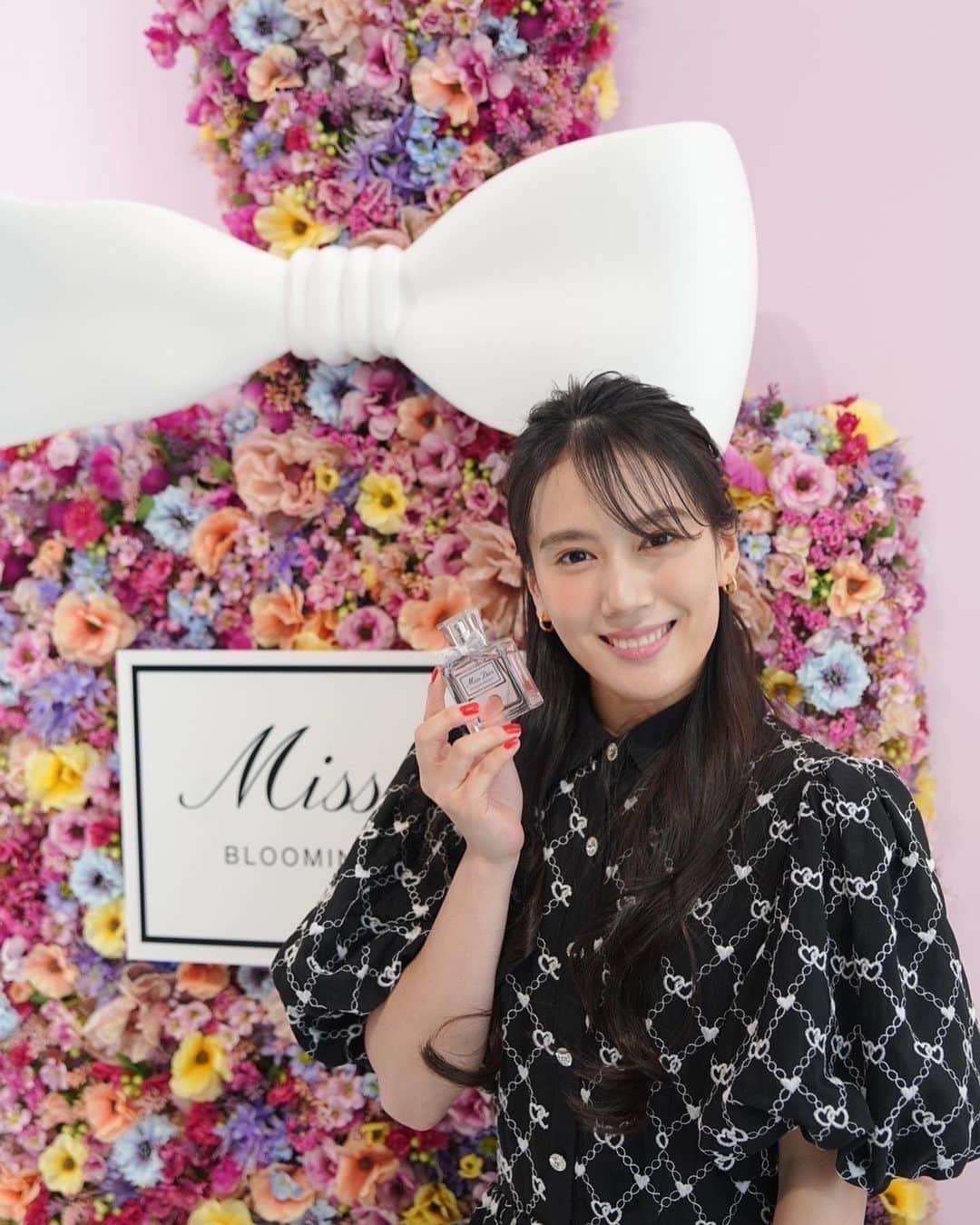 山本千尋のインスタグラム：「. DIOR BLOOMING LOVE GARDEN 🌸🎀 ドキドキしながらディオール ブルーミング ラブ ガーデンにお邪魔させて頂きました。まさに心躍る体験との出会い。ブルーミング ブーケはドレスアップした1番最後に付けていた香水という美しい歴史のお話をお聞きし、想像しただけでも胸がキュンとなりました。昨日は優美に包まれた1日を感じ眠りにつくことができました💐DIORさん。ありがとうございました。  @DIORBEAUTY  #ディオールブルーミングラブガーデン  #ミスディオールブルーミングブーケ #SUPPORTEDBYDIOR」