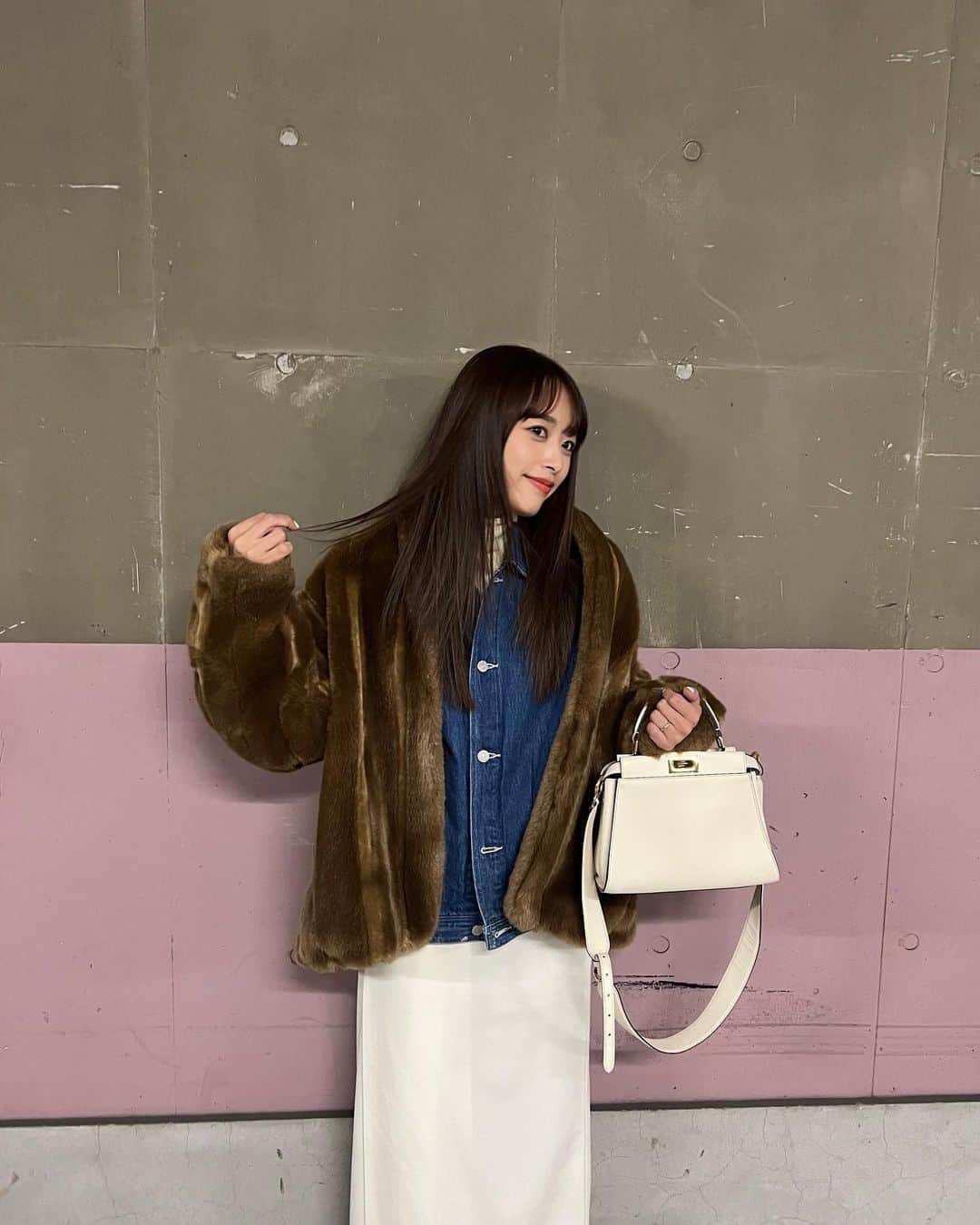 近藤千尋のインスタグラム：「にやり❤️ 今日はストレートヘアにしてもらいました🌷 1週間お疲れ様でした😋✨ ラヴィット生放送からのお仕事がおわり 今から家族時間🫶🏻🌈  ラヴィットでは鶴瓶師匠が来てくださり 川島さん、まこちんの お誕生日会とっても楽しかったです🎂❣️  見逃した方はTVerへ。。💕  @fendi  #fendi   #近藤千尋衣装  one-piece @pameopose pierce @abiste_official shoes @gianvitorossi  最後の画像は、くっきーさんが 作ってくれたオフモードのわたしの顔だって❤️笑 いつもCM中遊んでくれるくっきーさん🫶🏻笑」