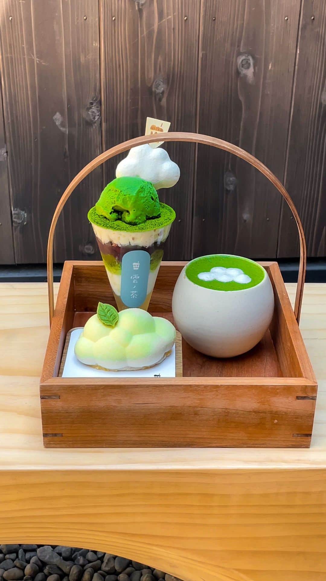 のインスタグラム：「昨年、京都市東山区にオープンして以降、 瞬く間に超人気店となったカフェ「雲ノ茶 KUMONOCHA」。  まるで雲のような特有のカタチをしたスイーツが なんとも愛らしいこちらのお店が、 Lemon8アプリ @lemon8_japan の 「Lemon8おでかけランキングTOP10」に ランクインしております◎  Lemon8おでかけランキングTOP10は、 2022年にバズったスポット、ホテル、グルメ、 そしてカフェの4テーマがあり、 各ジャンルのTOP10がそれぞれ紹介されているのだけど、 そのうち「雲ノ茶」はトレンドグルメTOP10の 第一位なのですよ...！  ほかにもあのお店やあの場所などなど、 SNSで話題のスポットが多数ランクインしているので、 今のホットな情報が集約されているのも、 Lemon8おでかけランキングの魅力◎  閲覧方法も動画の通り、 ①Lemon8アプリをDL ②「Lemon8おでかけランキング」と検索。 ③一番上のバナーをタップしてランキングをチェック！ と、直感的にたどり着けるので、 アプリを使用されている方はもちろん、 まだ持ってないよーっ！方もぜひ、 この機会にチェックしてみてください！  #lemon8#Lemon8おでかけランキング#トレンドグルメTOP10#PR #reelsjapan#reelsfood#japanesesweets #japanesegourmet#japanesefood#japaneseculture #kyoto#kyotogourmet#sweets#京都カフェ #京都スイーツ#京都グルメ#祇園カフェ#清水寺カフェ #kyototrip#kyotojapan#リール動画」