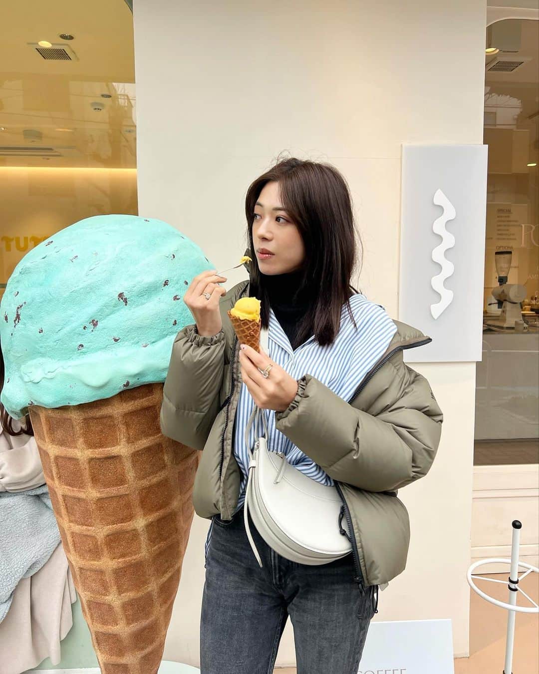わちみなみのインスタグラム：「気になっていた ヴィーガンジェラート☺️ みんなで食べに行きました🧊  @tutto_vegangelato   最近アレルギーがで気味で 乳製品や小麦が気になってたから こういうお店があるの嬉しい🐤  まつげあんまりわからないけど 最近パーマしてもらいました  @chipieee_ila @ila_yuki_」