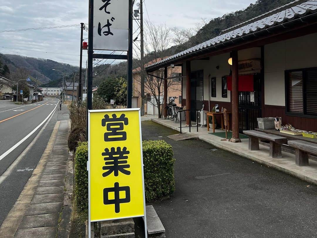 やまとや（城崎温泉)さんのインスタグラム写真 - (やまとや（城崎温泉)Instagram)「お蕎麦といえば、この辺りでは出石そばが有名ですが、 他にも美味しいお蕎麦屋さんがあります。 今回は、豊岡市内にある「江野そば」（ごうのそば）さんをご紹介。 ⁡ オススメは、全部セットの［江野そば定食］。 私はいつもコレ（もちろんそば大盛） 天ぷらもごはんも、そして、写真右上にあるピーナッツ豆腐も美味🥜 あったかいお蕎麦もありますよ！  お店の場所は豊岡市内から香住、鳥取方面に向かう道沿い。 おっきな看板があるのですぐにわかります^_^ ⁡ ただし、営業日は、金土日の週3日間だけ。 しかし、わざわざ行く価値アリです^_^ ⁡ ⁡ そばの郷 江野そば 0796-24-5300 兵庫県豊岡市江野225-1  https://tabelog.com/hyogo/A2808/A280801/28009555/ ⁡ ⁡ -------------------------------------�� #城崎温泉 #城崎 #国内旅行 #国内旅行好きと繋がりたい #きのさきぐらむ #旅館 #兵庫 #兵庫旅行 #温泉 #城崎旅行 #国内観光 #城崎温泉旅行 #温泉旅行 #外湯めぐり #onsen #kinosaki #hyogo #japan #kinosakionsen #ryokan」2月3日 18時22分 - yamatoya2018