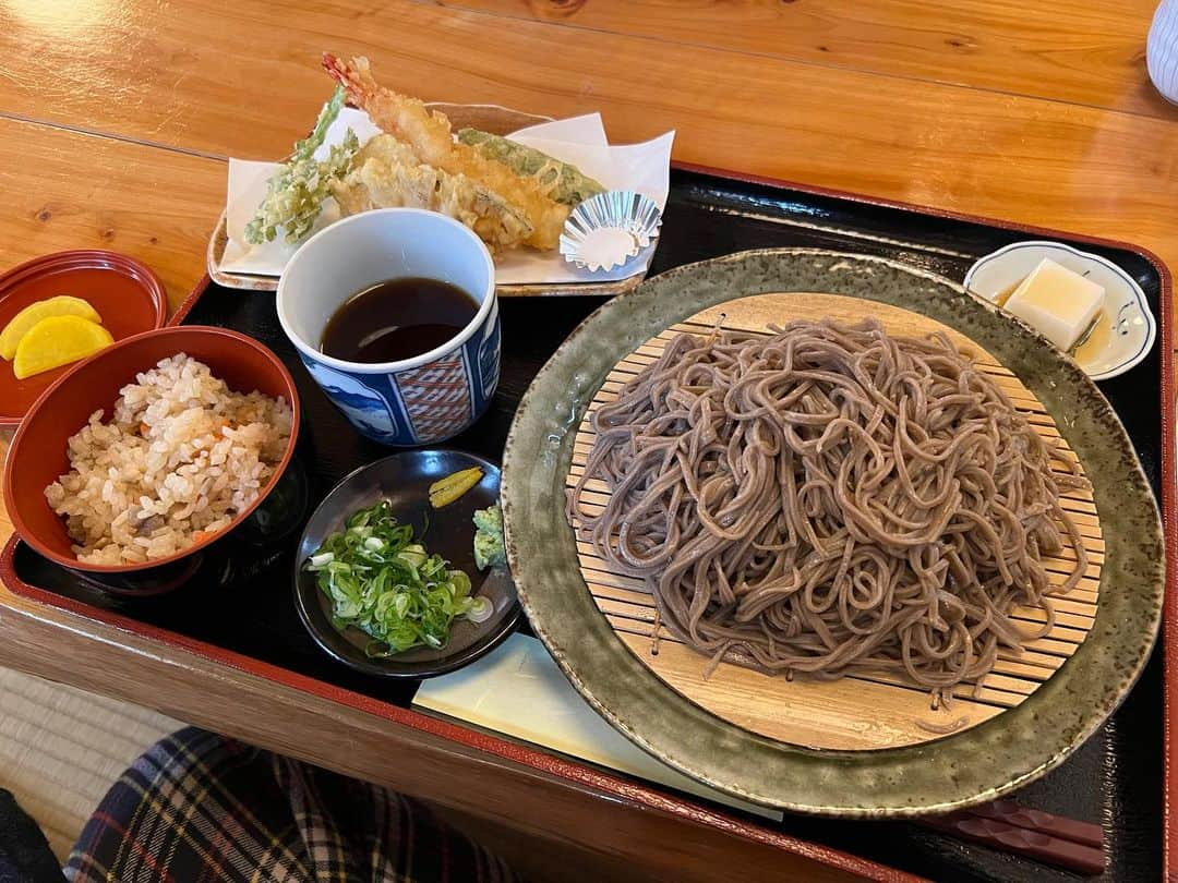 やまとや（城崎温泉)さんのインスタグラム写真 - (やまとや（城崎温泉)Instagram)「お蕎麦といえば、この辺りでは出石そばが有名ですが、 他にも美味しいお蕎麦屋さんがあります。 今回は、豊岡市内にある「江野そば」（ごうのそば）さんをご紹介。 ⁡ オススメは、全部セットの［江野そば定食］。 私はいつもコレ（もちろんそば大盛） 天ぷらもごはんも、そして、写真右上にあるピーナッツ豆腐も美味🥜 あったかいお蕎麦もありますよ！  お店の場所は豊岡市内から香住、鳥取方面に向かう道沿い。 おっきな看板があるのですぐにわかります^_^ ⁡ ただし、営業日は、金土日の週3日間だけ。 しかし、わざわざ行く価値アリです^_^ ⁡ ⁡ そばの郷 江野そば 0796-24-5300 兵庫県豊岡市江野225-1  https://tabelog.com/hyogo/A2808/A280801/28009555/ ⁡ ⁡ -------------------------------------�� #城崎温泉 #城崎 #国内旅行 #国内旅行好きと繋がりたい #きのさきぐらむ #旅館 #兵庫 #兵庫旅行 #温泉 #城崎旅行 #国内観光 #城崎温泉旅行 #温泉旅行 #外湯めぐり #onsen #kinosaki #hyogo #japan #kinosakionsen #ryokan」2月3日 18時22分 - yamatoya2018