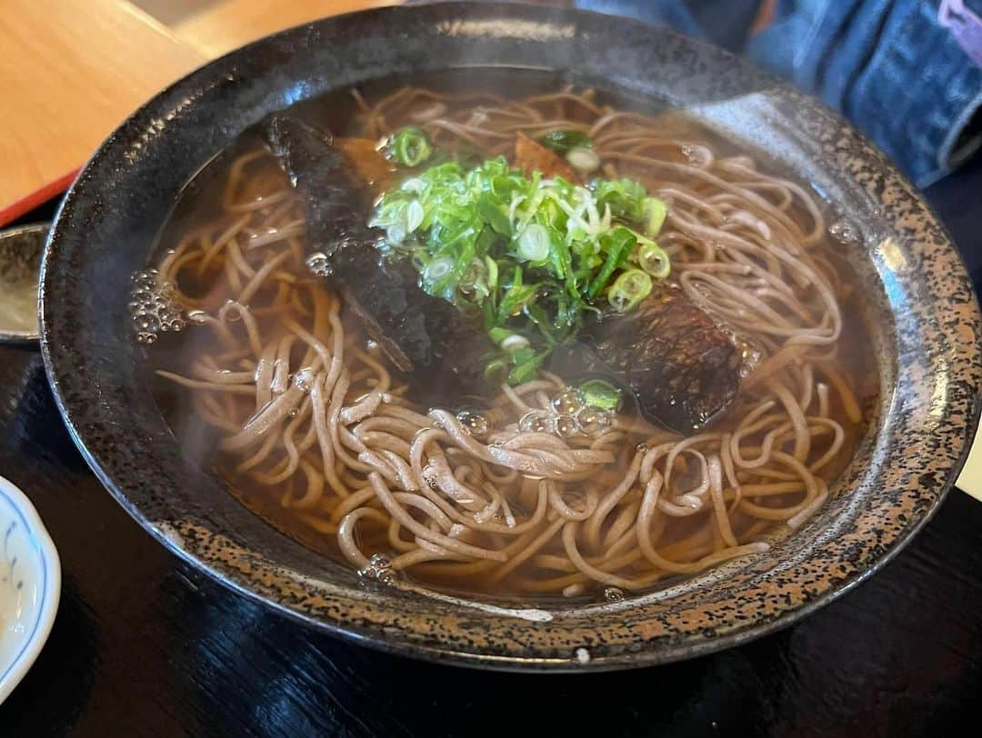 やまとや（城崎温泉)さんのインスタグラム写真 - (やまとや（城崎温泉)Instagram)「お蕎麦といえば、この辺りでは出石そばが有名ですが、 他にも美味しいお蕎麦屋さんがあります。 今回は、豊岡市内にある「江野そば」（ごうのそば）さんをご紹介。 ⁡ オススメは、全部セットの［江野そば定食］。 私はいつもコレ（もちろんそば大盛） 天ぷらもごはんも、そして、写真右上にあるピーナッツ豆腐も美味🥜 あったかいお蕎麦もありますよ！  お店の場所は豊岡市内から香住、鳥取方面に向かう道沿い。 おっきな看板があるのですぐにわかります^_^ ⁡ ただし、営業日は、金土日の週3日間だけ。 しかし、わざわざ行く価値アリです^_^ ⁡ ⁡ そばの郷 江野そば 0796-24-5300 兵庫県豊岡市江野225-1  https://tabelog.com/hyogo/A2808/A280801/28009555/ ⁡ ⁡ -------------------------------------�� #城崎温泉 #城崎 #国内旅行 #国内旅行好きと繋がりたい #きのさきぐらむ #旅館 #兵庫 #兵庫旅行 #温泉 #城崎旅行 #国内観光 #城崎温泉旅行 #温泉旅行 #外湯めぐり #onsen #kinosaki #hyogo #japan #kinosakionsen #ryokan」2月3日 18時22分 - yamatoya2018