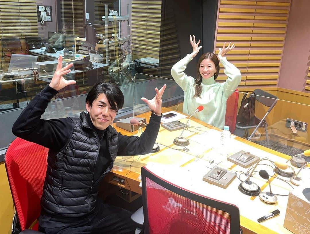 青木愛のインスタグラム：「『K’2nd presents 青木愛 スポーツ to you』📻 ⁡ 今回のゲストは、マーシャルアーティストの村岡友憲さん🤸🏻‍♂️✨ ⁡ なにかを『表現する』こととか、アーティスティックスイミングと共通する部分が多くて、やっぱり！とかへぇー！って思うことがたくさんあって、楽しい収録でした🎭🖤🤍 ⁡ 写真のポーズはラジオを聴いてもらったらわかるはず笑 ヒントは村岡さんの趣味です💡笑 ⁡ ニッポン放送 2月3日(金)  2月10日(金) 21時からです🐶 ⁡ 是非皆さん聴いてください🫶🏻💕」