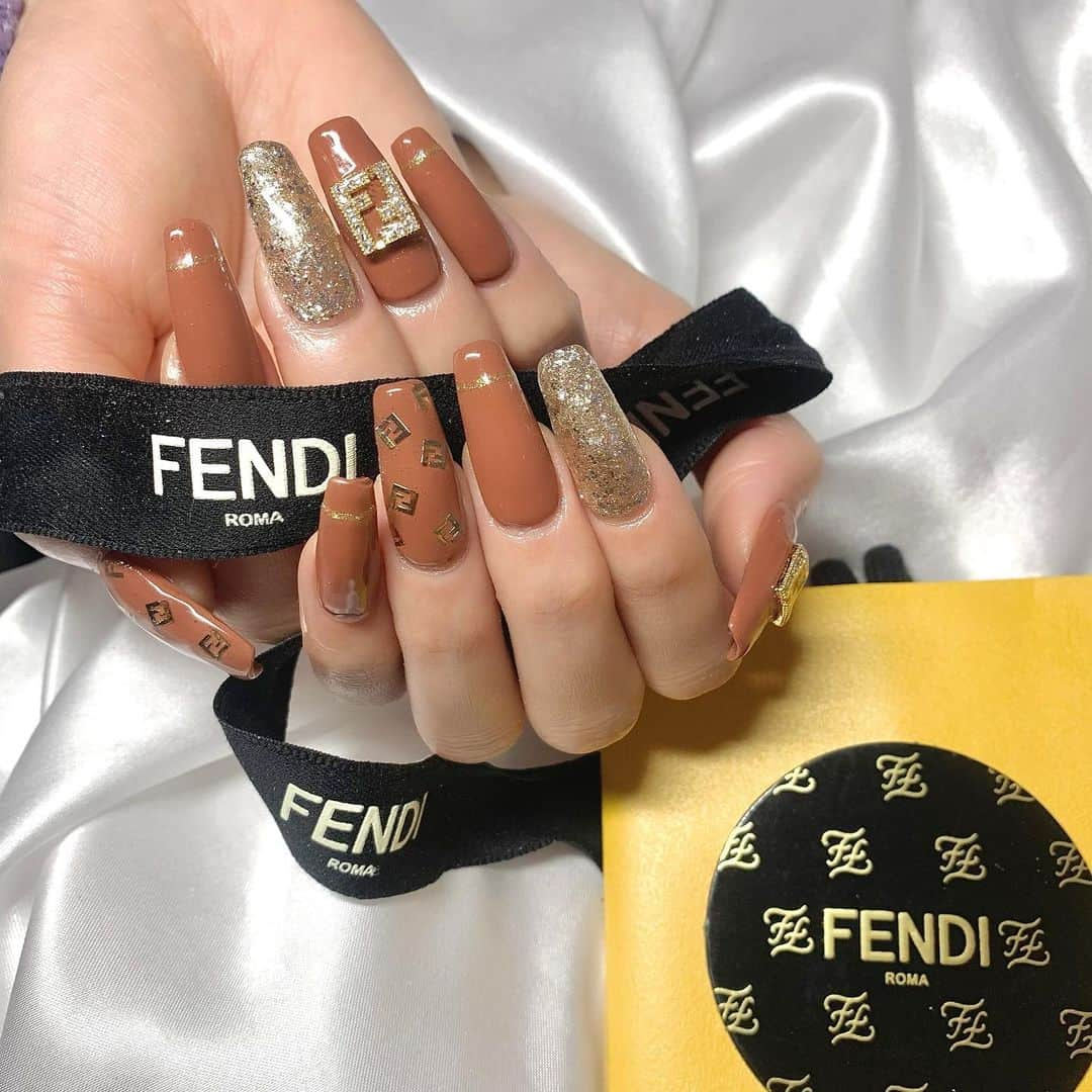 加美杏奈のインスタグラム：「・ 2023年最初のネイルは… 🤎FENDI NAIL🤎 担当は 安定の @_nae.nail_ さん🤍  そして、、 "私の投稿見た！"でフォロワーのみんな オフ代無料とお会計から10%オフ！ 気になった方は是非 @yudia_neon へ💅✨️」