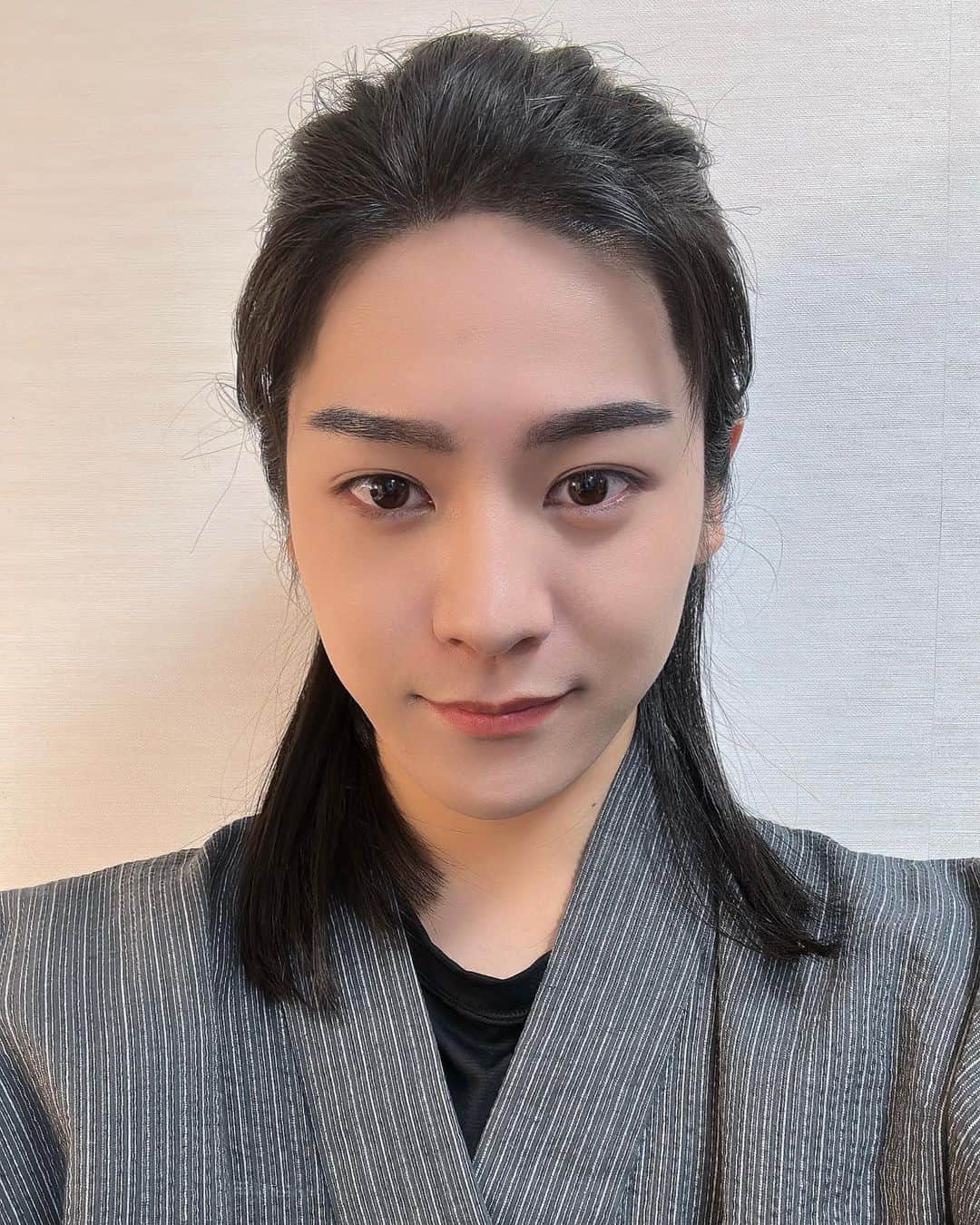 長田光平のインスタグラム：「坂本冬美特別公演「華麗なるサギ師たち」  本日無事に初日を迎える事ができました。 ご来場していただいた皆様のお力で素敵な幕開けになったかと思います。 26日まで公演続きます。  どうか最後まで応援の程宜しくお願い致します。  楽屋のれんも凄く嬉しいです‼️有り難うございます。 皆様からいただくお言葉があり頑張れます。 本当にいつも有り難うございます。  #華麗なるサギ師たち」
