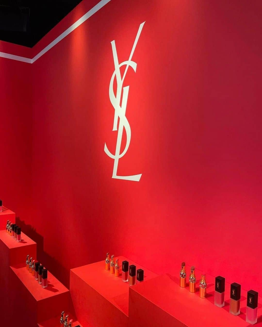 まゆさんのインスタグラム写真 - (まゆInstagram)「YSL BEAUTY LIBRE SPECIAL EVENT " I AM LIBRE " に行ってきました👠 渋谷MIYASHITA PARK内で期間限定で開催中です🖤  限定カフェもオープンしているので ぜひ行ってみてください💄🖤  #yslリブレ #yslリブレイベント #yslbeauty」2月3日 18時54分 - mo44l