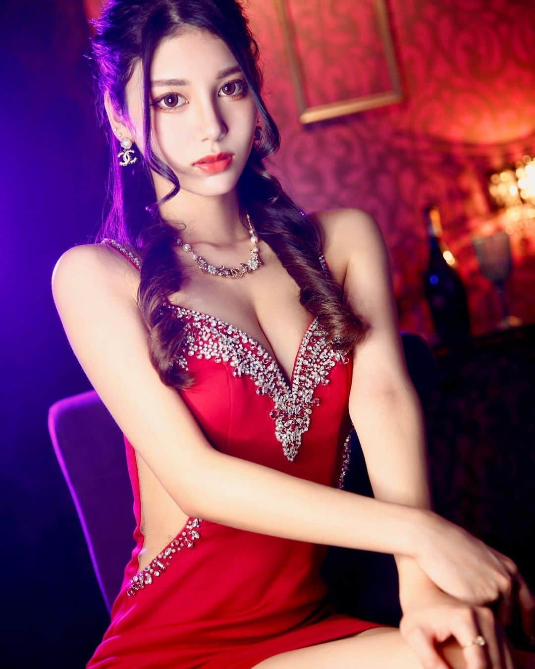 サントス飛鳥のインスタグラム：「初のグラビアです♡ ストーリーのリンクタップしてください💓   #錦3 #キャバクラ #キャバ嬢 #夜の街 #夜職  #ヘアセット #キャバ嬢ヘアメイク #ラウンジ #キャバ #名古屋 #歌舞伎町 #すすきの #北新地 #selfie #like #instagood  #fashion #style  #소통해요  #自拍#粉我  #selfiegram #02 #l4l #likesforlike」
