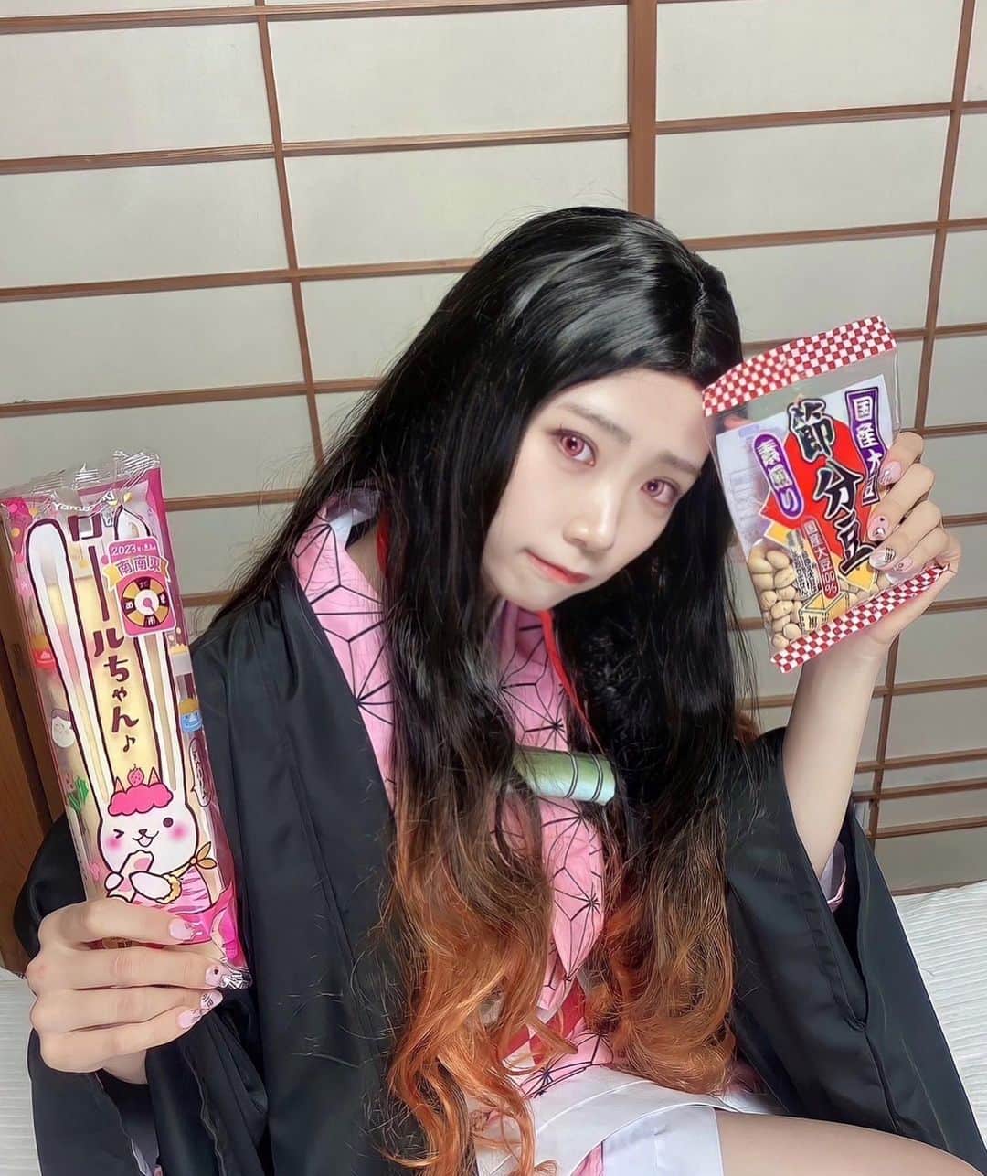 堂本千晴のインスタグラム：「禰豆子ちゃんが今年の方角"南南東"をお知らせします👹🥜」