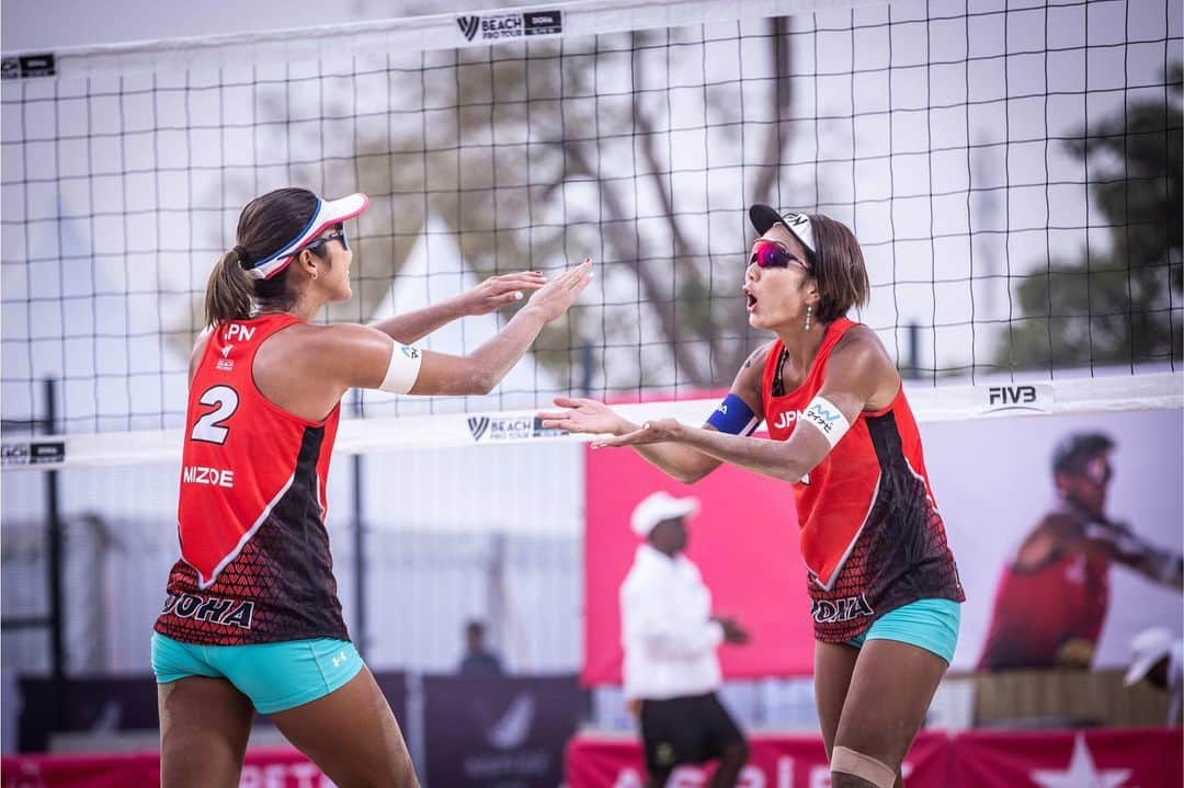溝江明香のインスタグラム：「Our first tournament of 2023 has finished with 17th place. Keep trying 🤝 #teamwork   2023年初戦のドーハエリート16は、ひとつ目勝ち、ふたつ目負けで17位タイにて終了です。  応援ありがとうございました！ 次の大会に向けて頑張ります🇯🇵  一旦帰国。寒いですね❄️ #beachvolleyball #japan #teamjapan #toyota #toyotabeachvolleyball #qatar #doha #sports #athlete #oakley #luxotticajapan #asian #japanesegirl」
