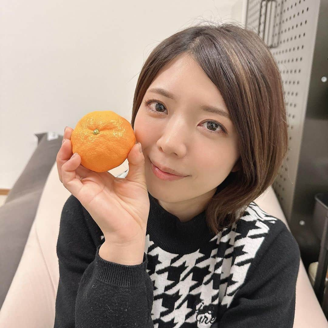 中村香織のインスタグラム：「みかん作ってる友達からみかん届いたよ🍊 めっっっちゃ美味しい❤️ りゅうちゃんありがとう😊 @mikandeshu  #みかん #みかん大好き #これ何て種類？」