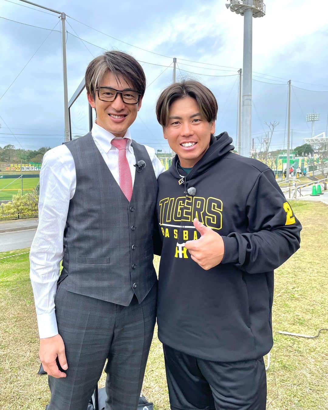 梅野隆太郎のインスタグラム：「師匠🫡  能見さんにインタビューされる事に違和感ありました‼︎本当に経験をたくさんされた先輩なので今もアドバイスくれて本当に力になってます。  第二クールも明日から頑張ります⚾️  #能見篤史 #能見先生 #師匠 #チーム能見 #梅野隆太郎 #嬉しい」
