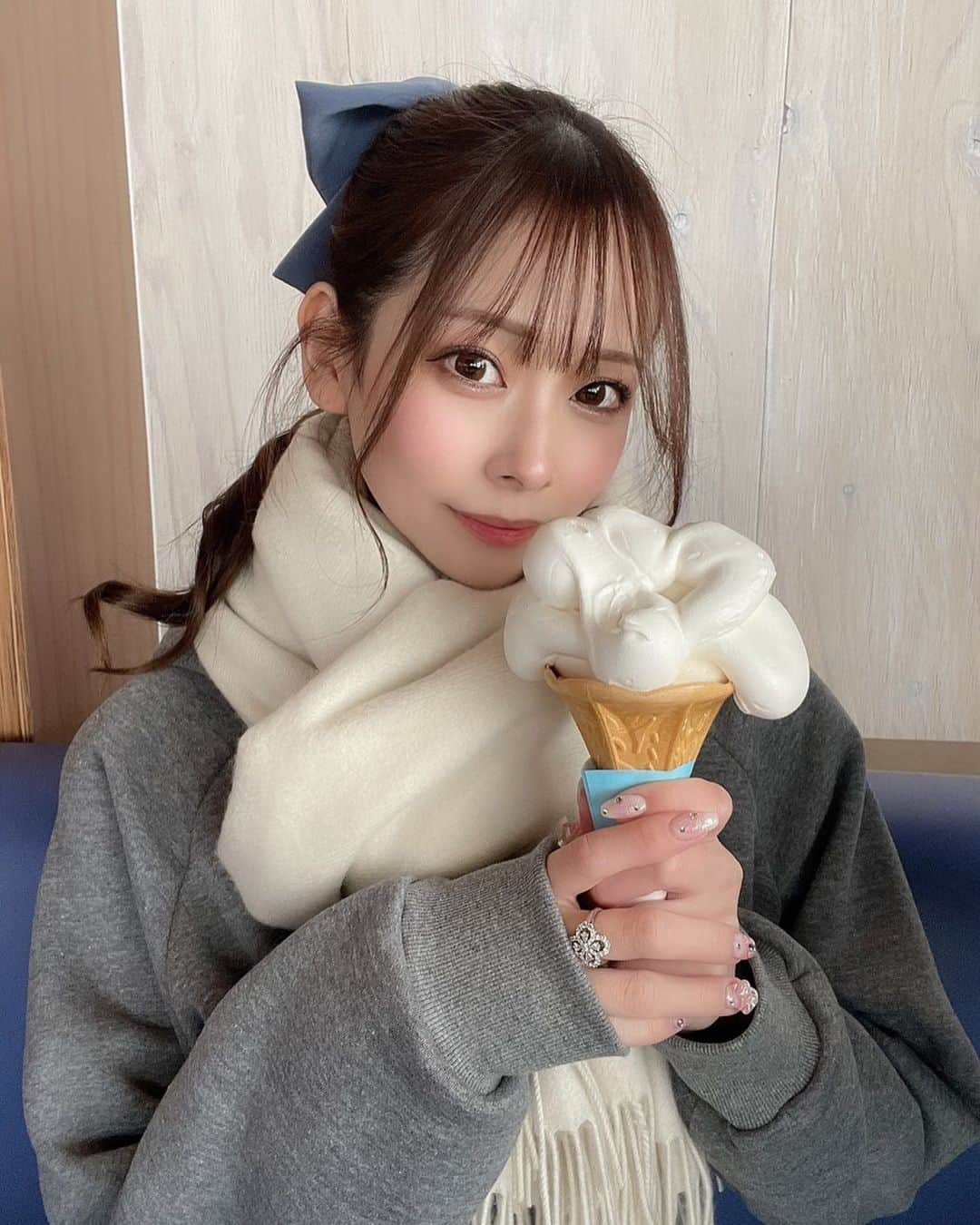 MIIさんのインスタグラム写真 - (MIIInstagram)「北海道🍦 −20度のところでアイス食べた🍦笑 このソフトクリームは雲みたいでかわちい🍦🍦🍦 ． 今週もお疲れ様でした♡良い休日を♡ ． ． ． ． ． #海雲カフェ #海雲テラス #北海道 #旅行 #トマム星野リゾート #❤️ #🍦 #followｍe #instagood」2月3日 19時34分 - miho0129xx