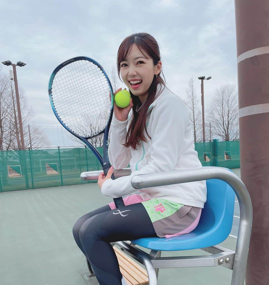 川又智菜美のインスタグラム：「28歳最後の日🎾 ⁡ そんな今日はお休みだったので、 午前中にトレーニングをして午後はテニス！！ ⁡ 審判台に乗ってみました✌️ ここってほんと眺め良くて特等席ですよね😆 試合で主審をしている方はもちろん 緊張感やら責任感やらでそれどころではないと思うのですが 仲間内でやっているのを眺める時は見やすくていいなぁと のん気に思っていました😂 ⁡ トレーニングでは 「トランクローテーションのスピード速くなってる！」 って言ってもらえて嬉しかった🥳 明日でまた一つ歳を重ねますが これからも少しずつでも成長していけるといいな☺️ ⁡ テニスをエンジョイした後は 自分への誕生日プレゼントを買いにいきました！！ さてここでクエスチョン🙋‍♀️ 自分への誕生日プレゼントは何を買ったでしょう？ ⁡ 答えはまた明日🤭 ⁡ #テニス #テニス女子」