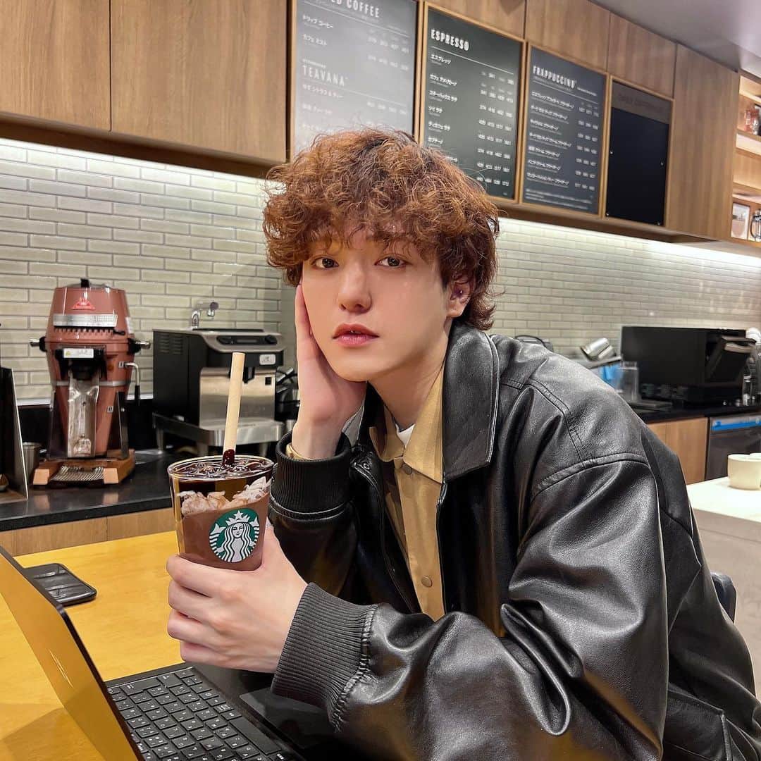 こんどうようぢのインスタグラム：「#スターバックス (@starbucks_j ) で今日から発売の新作オペラフラペチーノ。 いつものフラペチーノより ちょっと金額高めの贅沢な一杯。 仕事で疲れた身体にしみる〜😲  甘すぎなくて飲みやすかったし、 アーモンドミルクの風味も好き。 そのまま飲んでから混ぜて飲むと また違う美味しさを楽しめて良かったよ！  14日までの期間限定だから 今のうちに飲みに行ってね〜  大切な人と飲みに行くのも良いかもね。  #オペラフラペチーノ  #スターバックス #PR」