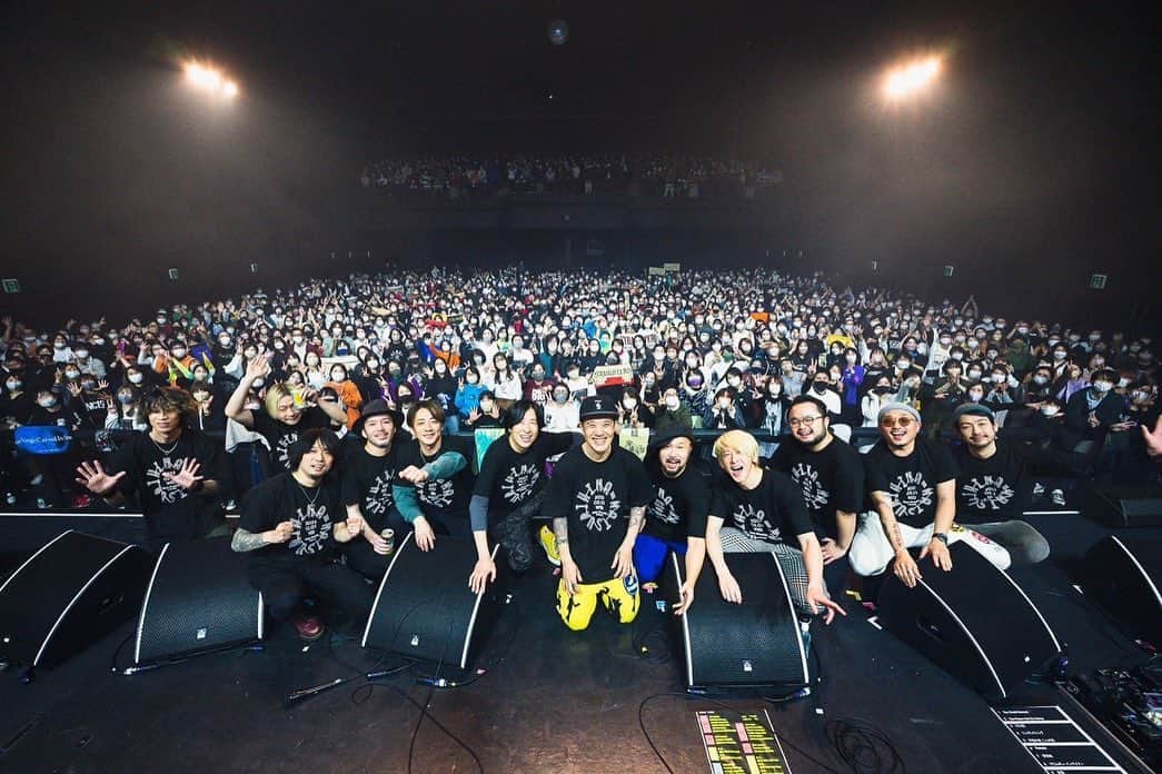 のインスタグラム：「#hinamatsuri でしたよ。 愉しかったなー。  ひなっち　前日に過酷な雪山登ってたとは思えないタフさ！！  　 どこを切り取っても素晴らしい祭りでした！！  ひなっちお疲れ様！そしていつもありがとう！  カチナあっという間だったなー。 　お喋り長すぎでしょ！まったく！本当のカチナを3/16コットンクラブに来てください！ぜったいですよっ！！あの場にいた全員来てくれるて言ってくれたからそうなるはず。  　　ストテであの曲を！そしてひなっちワークス唯一参加した事の無い ナッシングスでも参加する事ができました。とても嬉しい。そして楽しかった。  　　ナッシングスの時はセットリスト知らなくてまさか一曲目で参加するとは全く油断してて　楽屋で柏倉くんとお喋りしながら　過ごしてたら　出番ですって言われて 着替える間もなく自分が吹く5秒前にマイクつけてギリギリという裏話しがあったりラジバンダリー。  #hinamatsuri  @katsinasession  @hinatch_official  @kashikuratakashi  @appa_izawa」