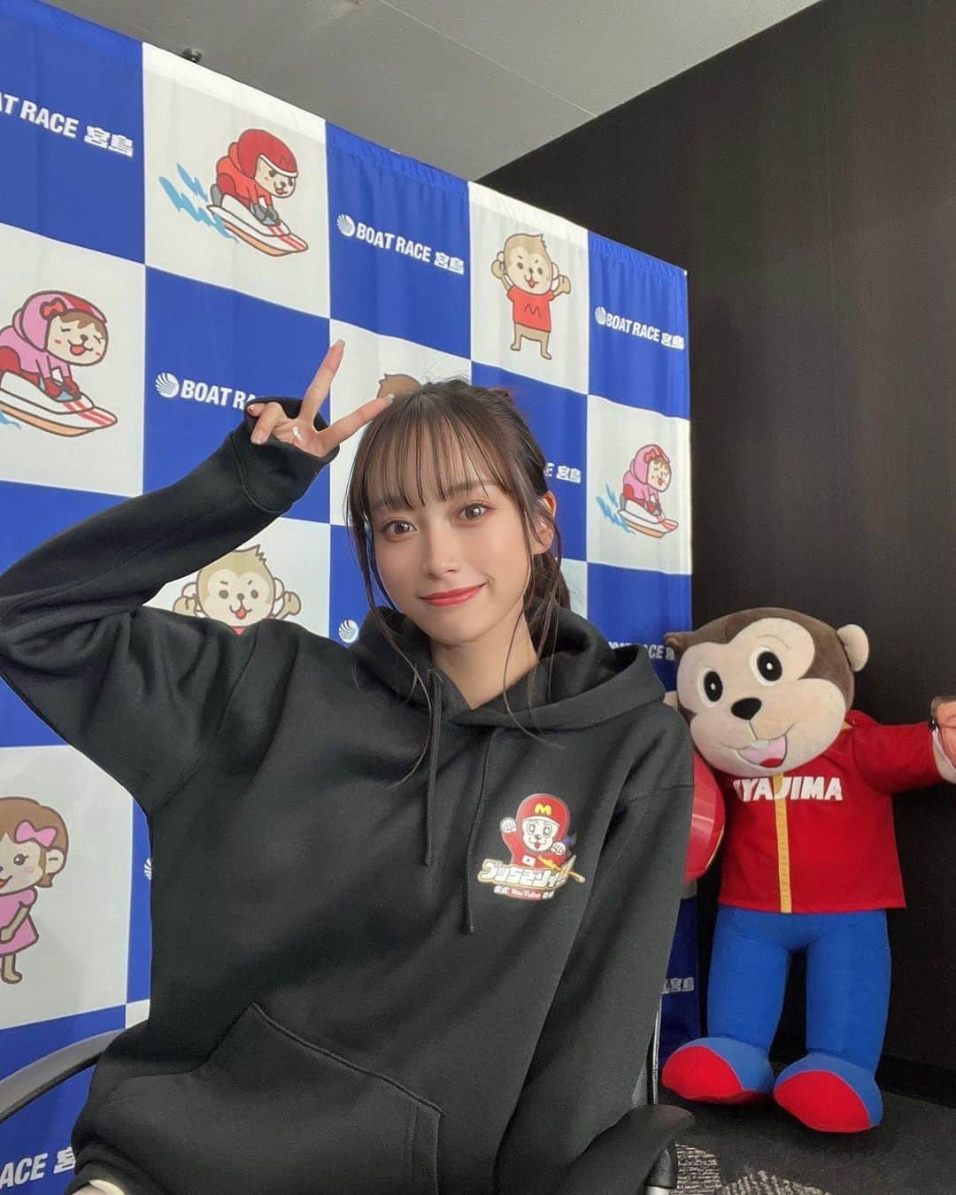 岡島彩花のインスタグラム：「・  広島ホームテレビプレゼンツ第２回YouTube 「ブッちぎりィ‼︎」カップ🏆優勝戦でした！  優勝された長野壮志郎 選手 おめでとうございます🥰👏  ウイニングラン中の土屋さんのコメントがとっても感動しました🥹ありがとうございました✨これからも宮島でたくさんお世話になれますように🐵  #ボートレース宮島 #ボレジョ #レースクイーン」