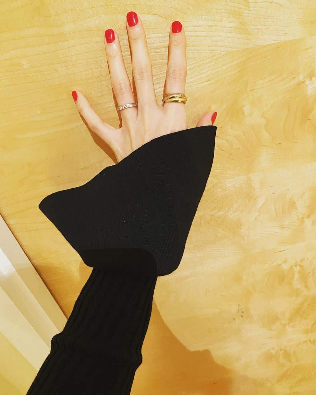 秋元玲奈のインスタグラム：「10年ぶりくらいに手の💅 こんな色、局アナ時時代はなかなかできなかったので、なんだか自分の手じゃないみたい😎  #london #londonlife #nails  #nailart」
