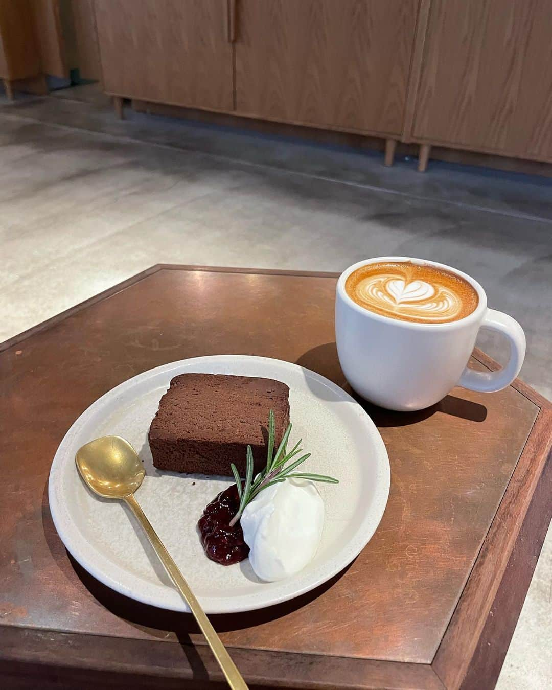 桃咲まゆのインスタグラム：「_  生ガトーショコラ 🍫 ほどよい甘さで好きだった〜〜  #東京カフェ#cafe#caffèellatte  もうすぐValentineね ♡🌛」