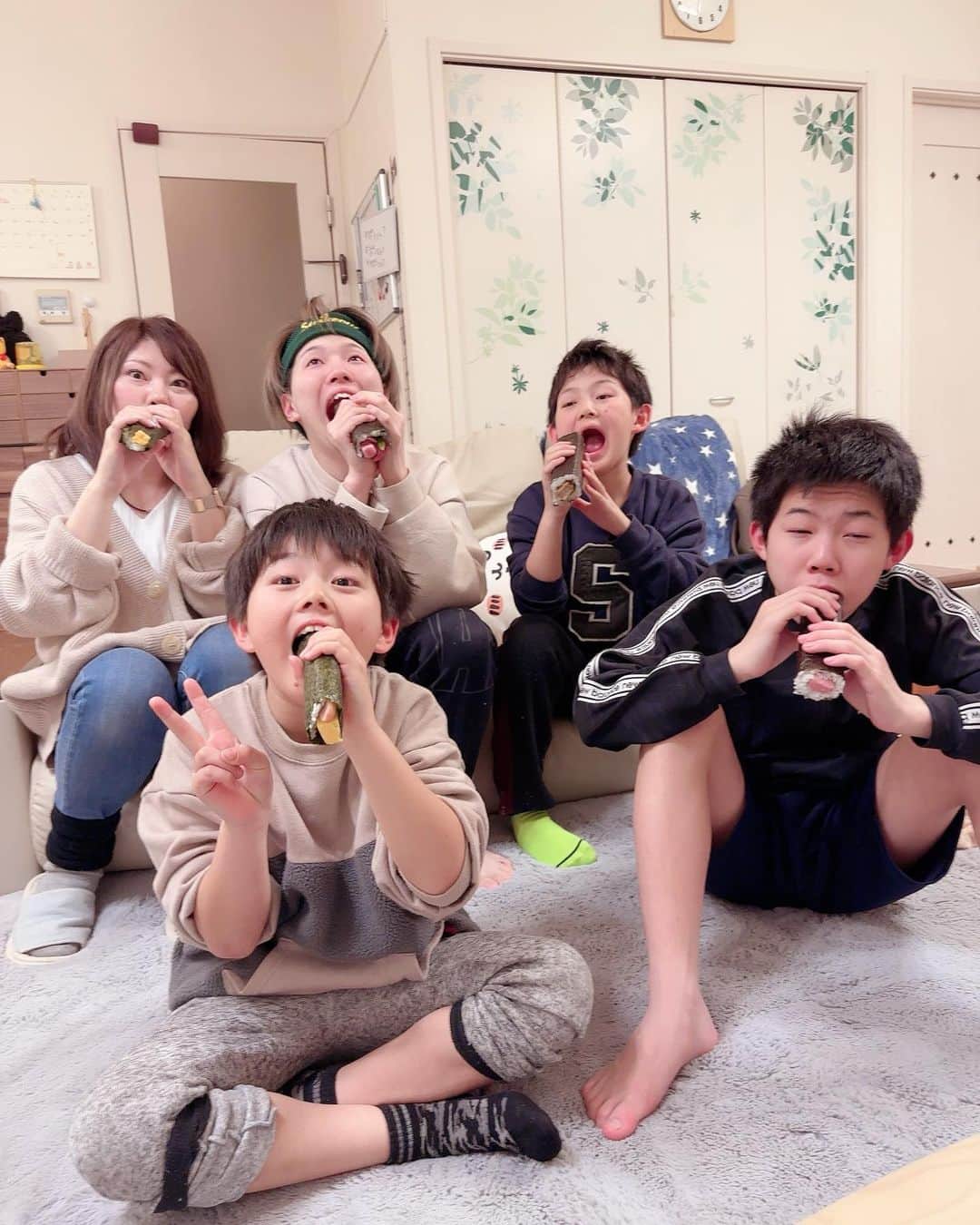 ブラザー4チャンネルのインスタグラム：「【節分👹2023】 今日は一瞬だけ静かになる… ⁡ 黙って食べて、豆まきやって、金棒食べて…笑 今年もみんな楽しく過ごせそうです♫ ⁡ #brother4 #YouTuber #節分 #恵方巻き」