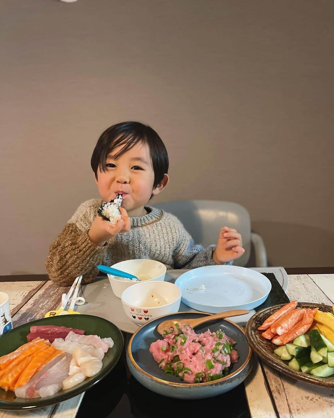 佐倉真衣のインスタグラム：「節分ごはんは簡単に手巻き寿司🐟✨ 節分とは。 まあいいか、自分で巻くの楽しいみたいだし！  張り切って鬼で登場したのに、 「ママ恥ずかしからやめてよ〜」 って言われました。  #節分 #手巻き寿司 #節分ごはん  #👹」