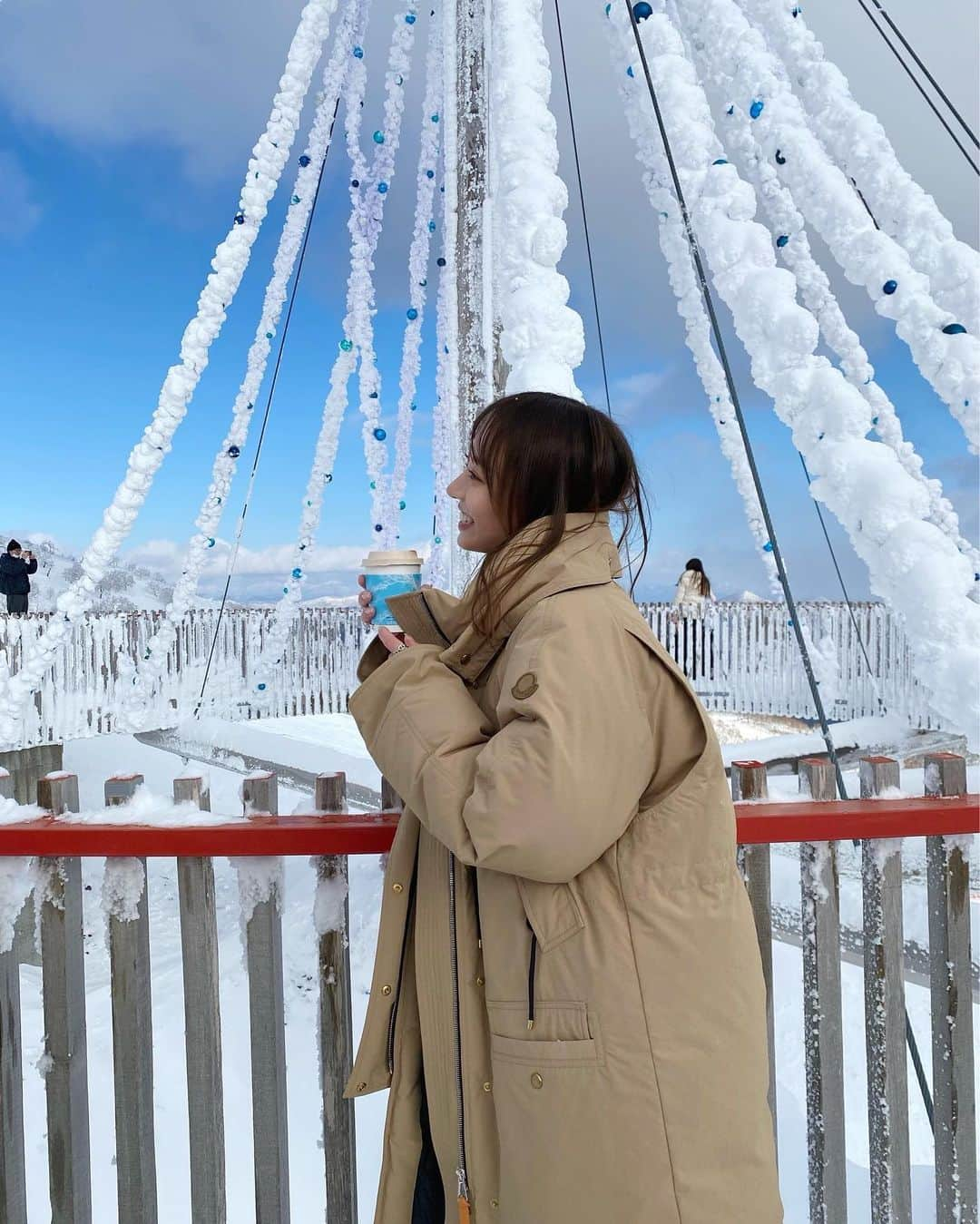 大野真昂のインスタグラム：「📍霧氷テラス ❄️  雪が太陽の光でキラキラに🥴✨  あったかすぎるお気に入りのダウンが 大活躍した旅でした❕🫶🏻  #星野リゾート #星野リゾートトマム #リゾナーレ #霧氷テラス #北海道 #北海道旅行 #hoshinoresorts」